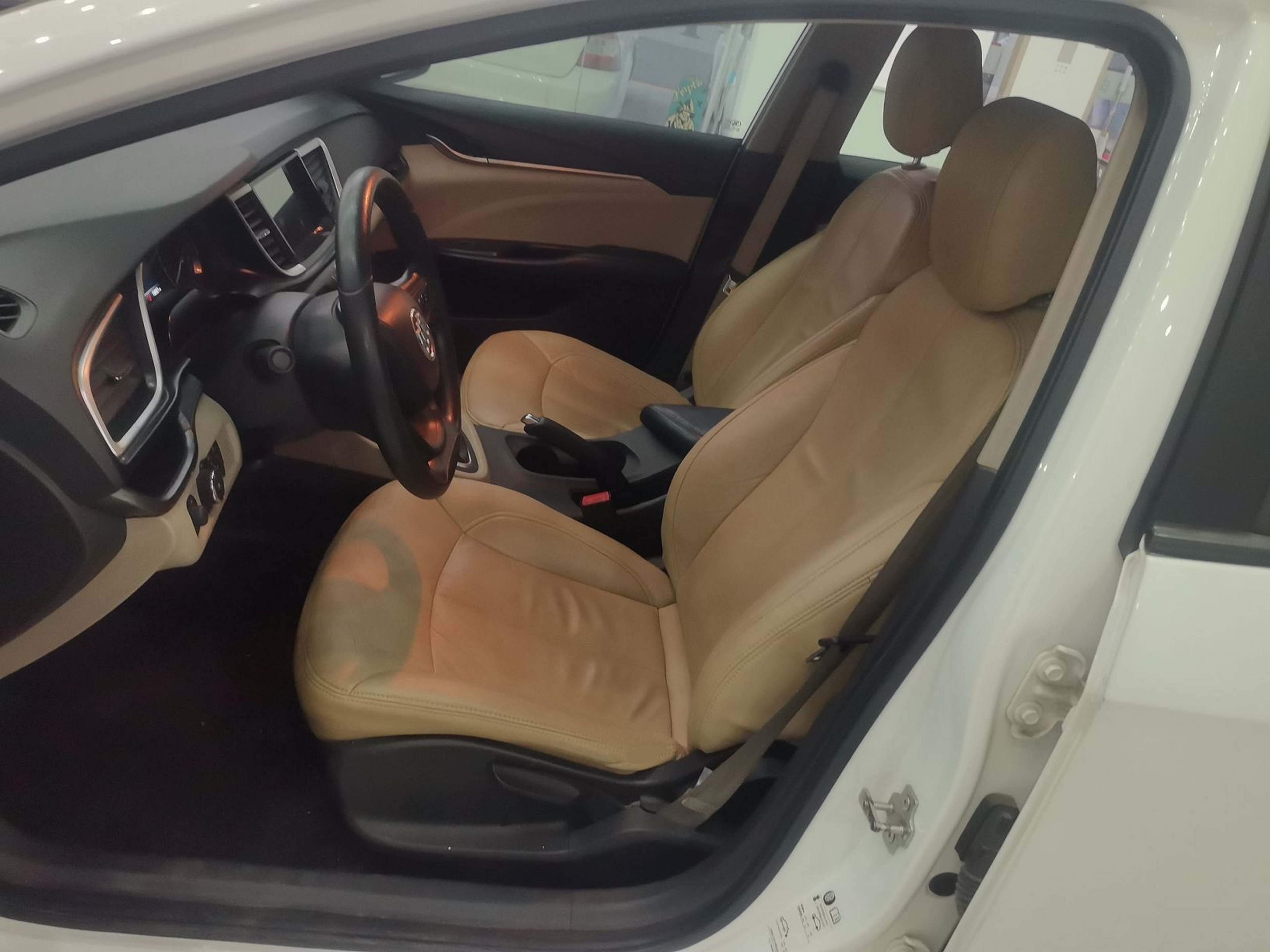 Переднее сиденье в автомобиле