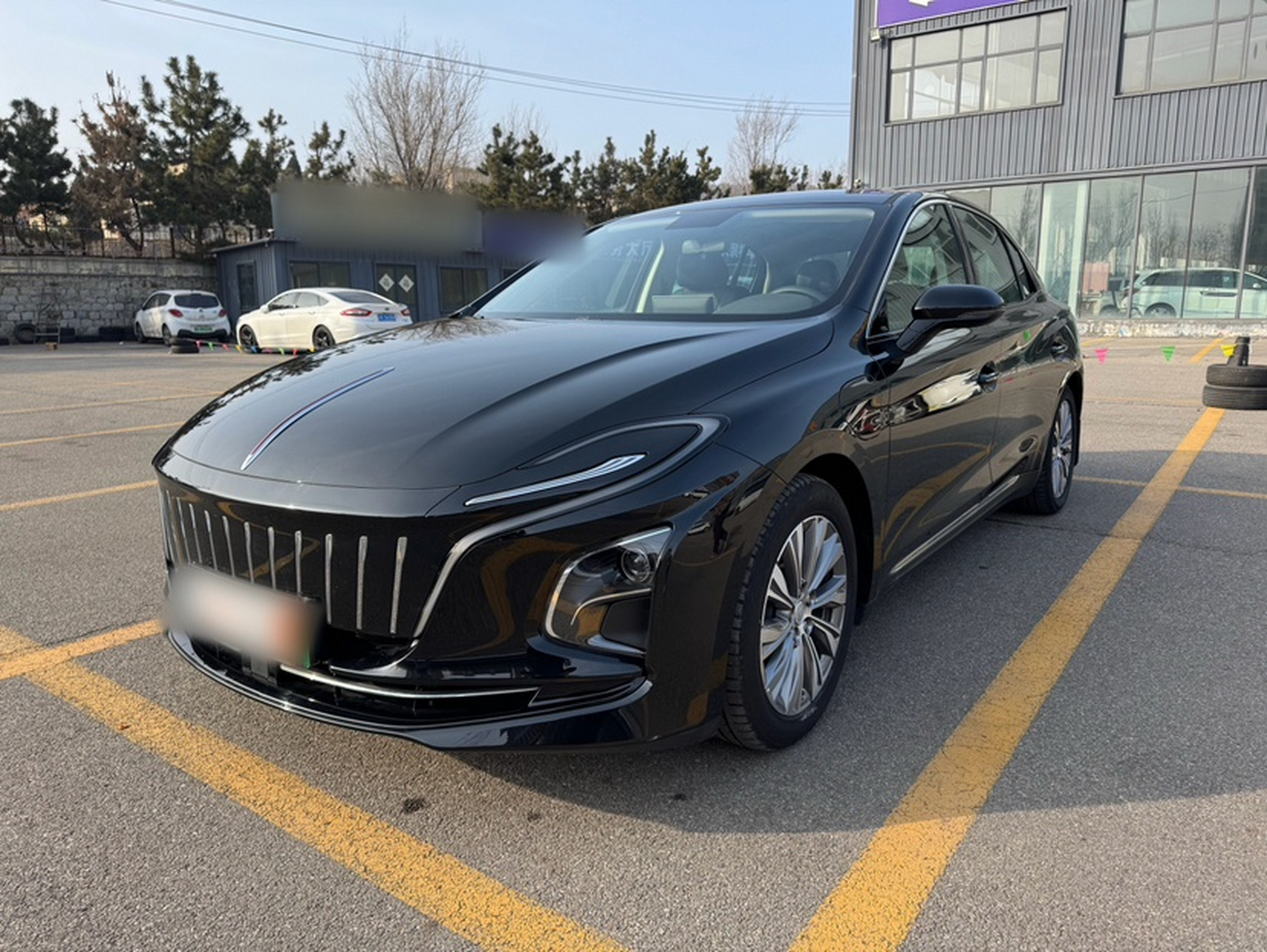 تحت مقدمة السيارة