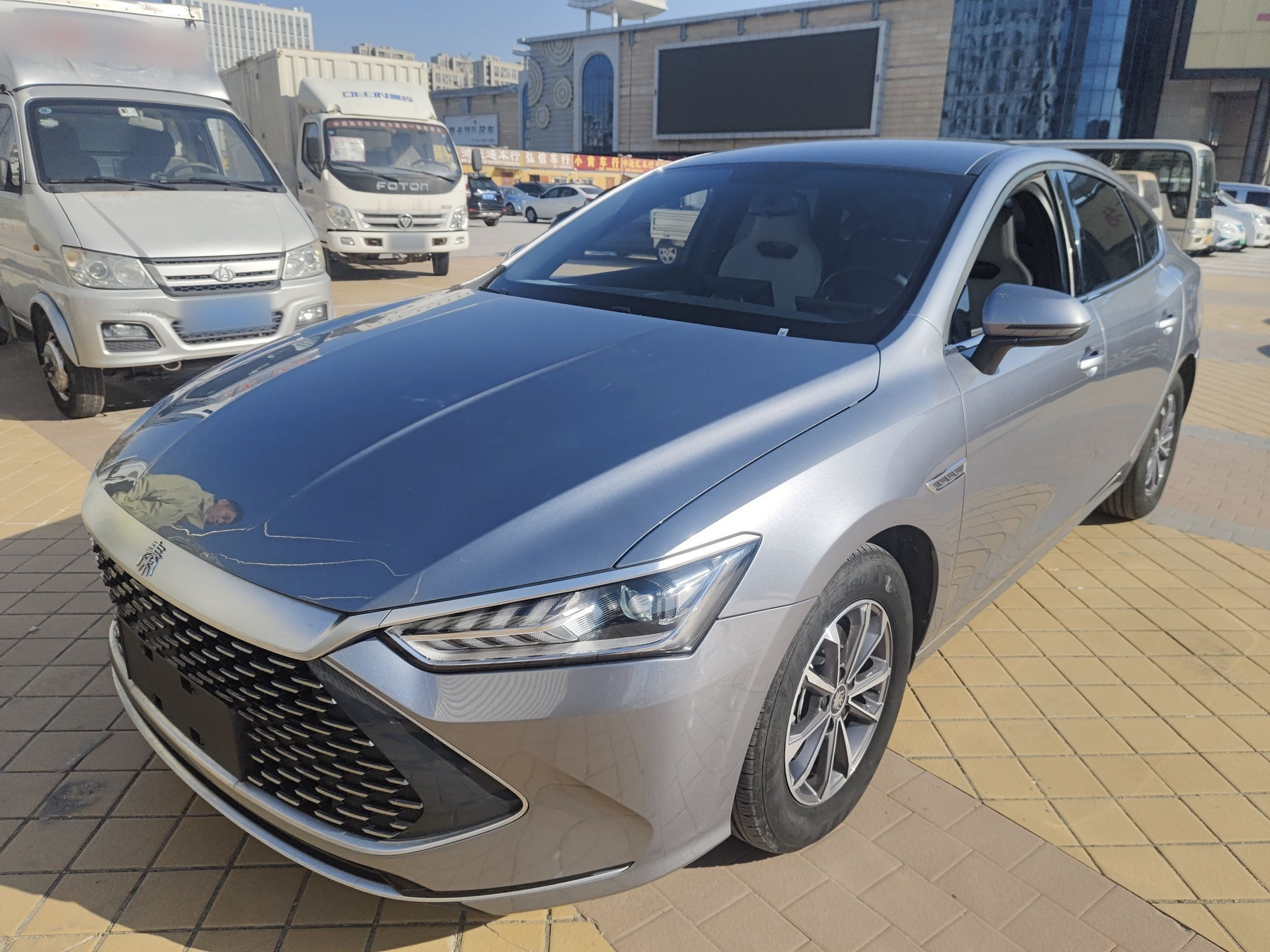 Под передней частью автомобиля