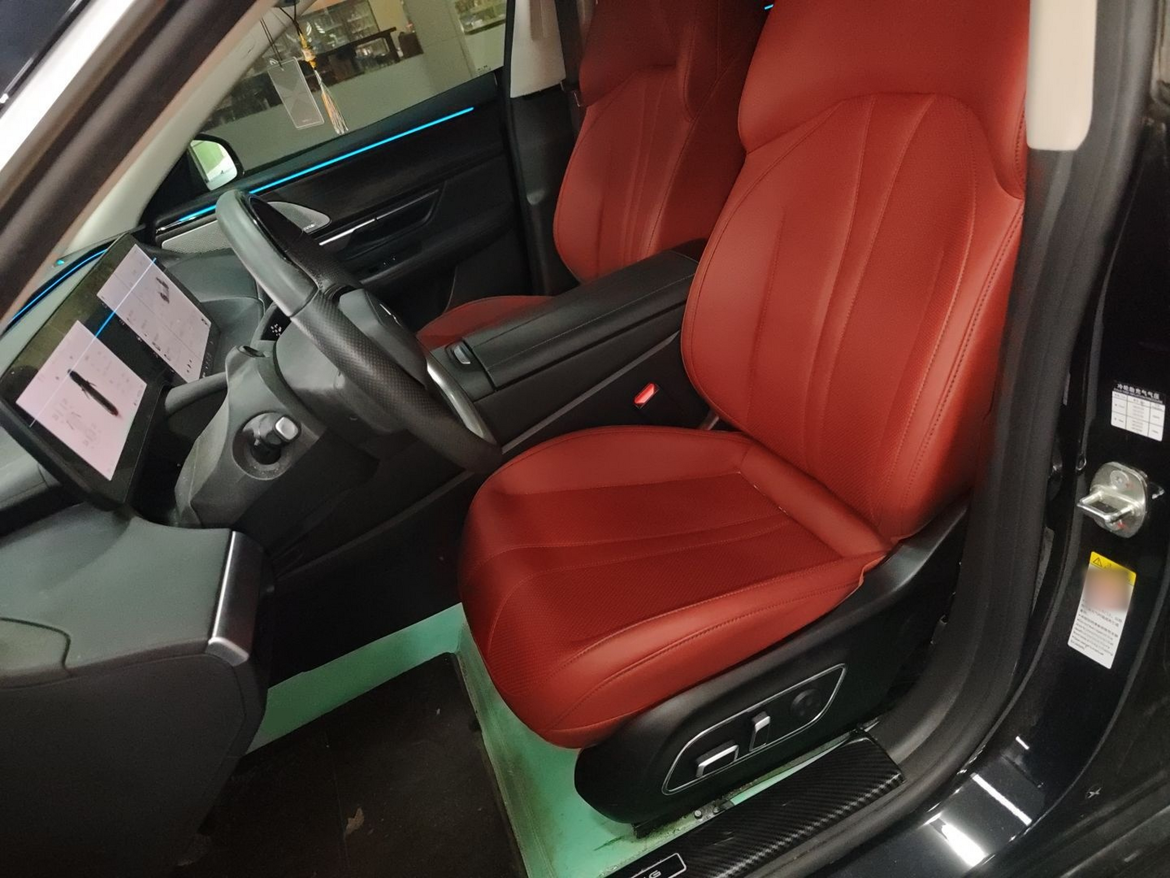 المقاعد الأمامية داخل السيارة