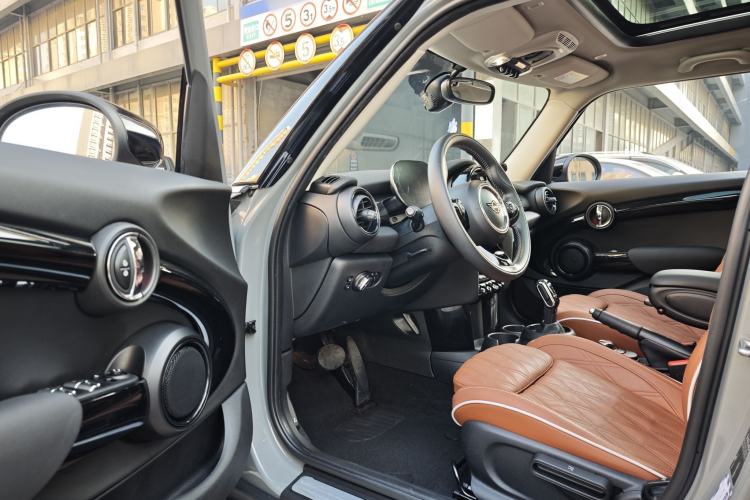 Used  MINI 2020 1.5T COOPER Artist Five-Door Edition
