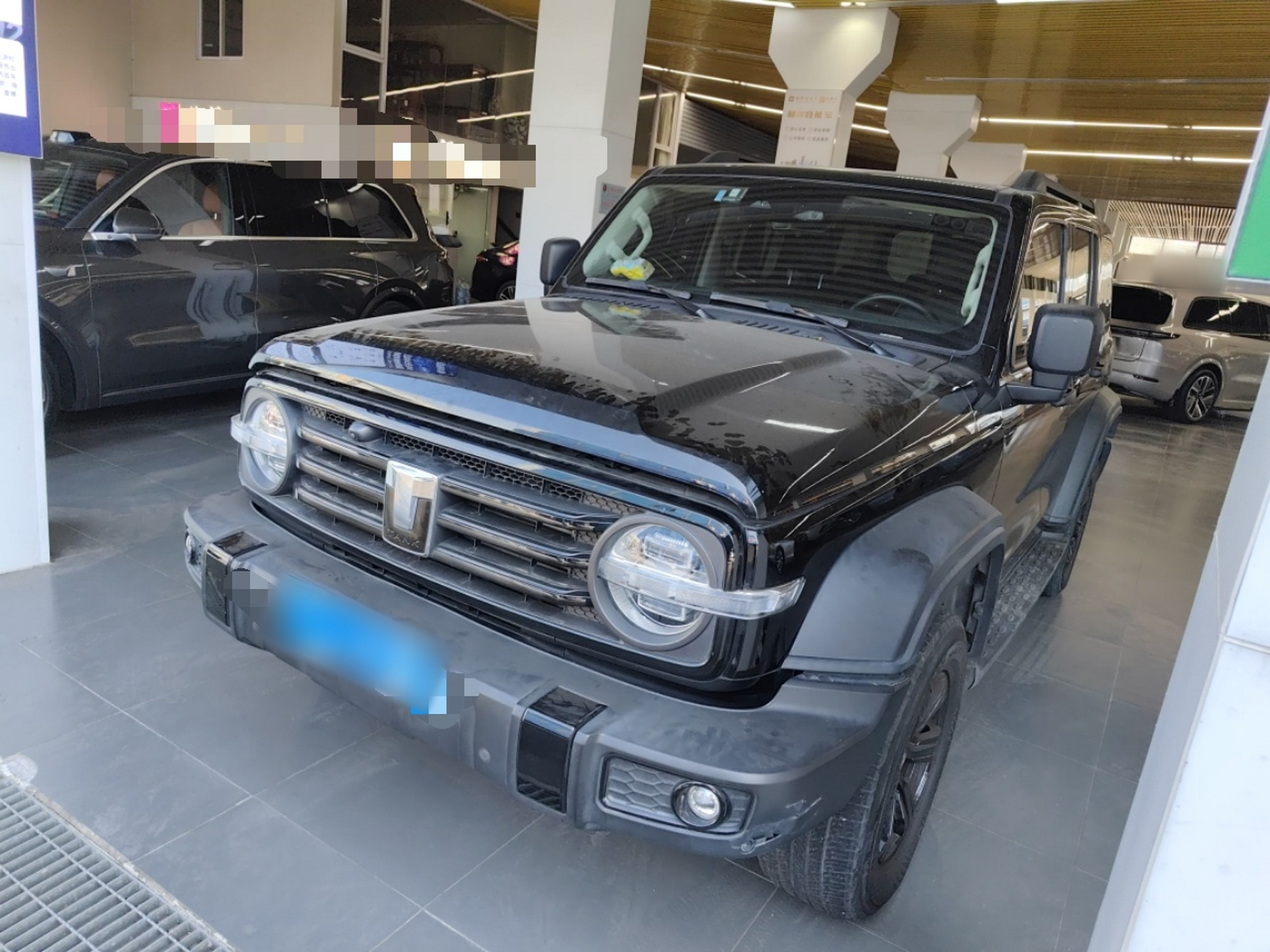 تحت مقدمة السيارة