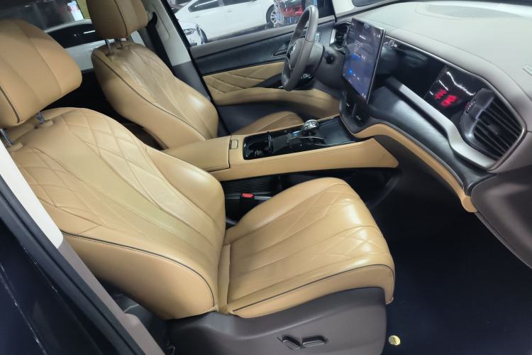 Used Denza D9 2022 DM-i 1040 Prestige Model
