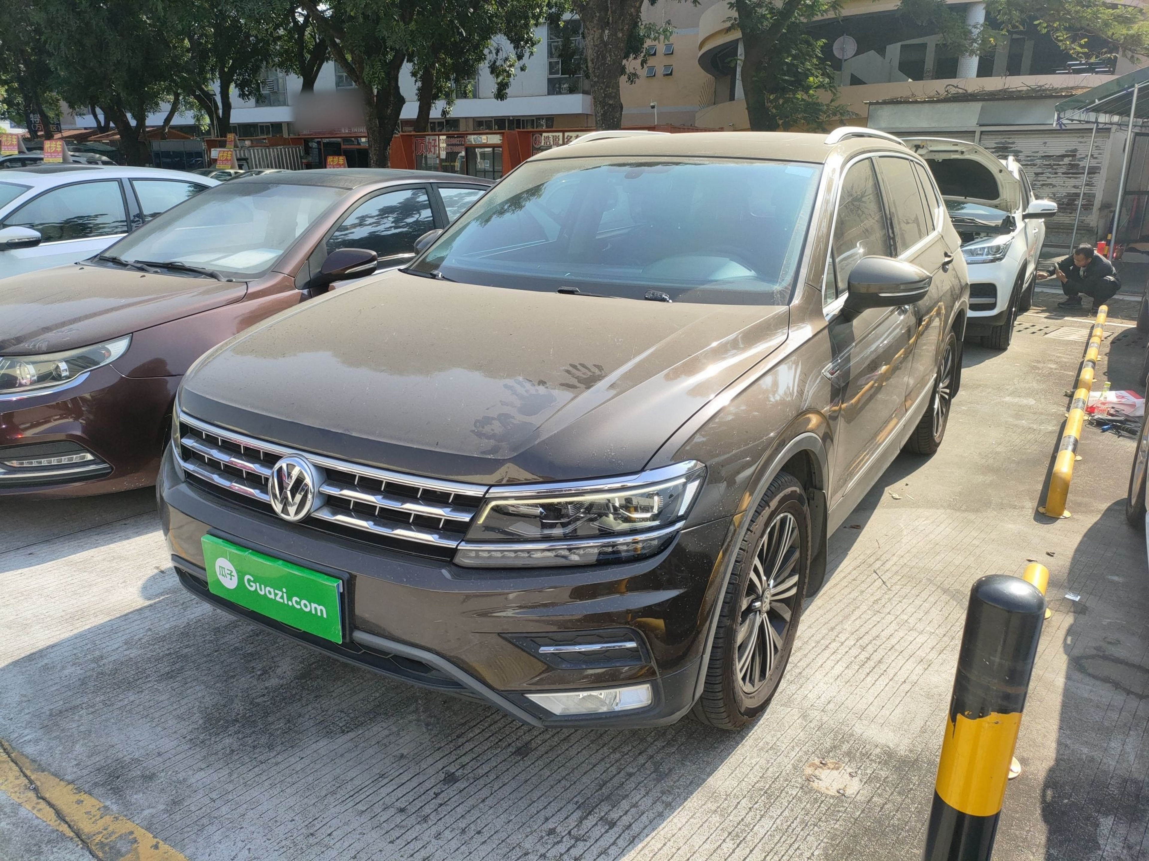 تحت مقدمة السيارة