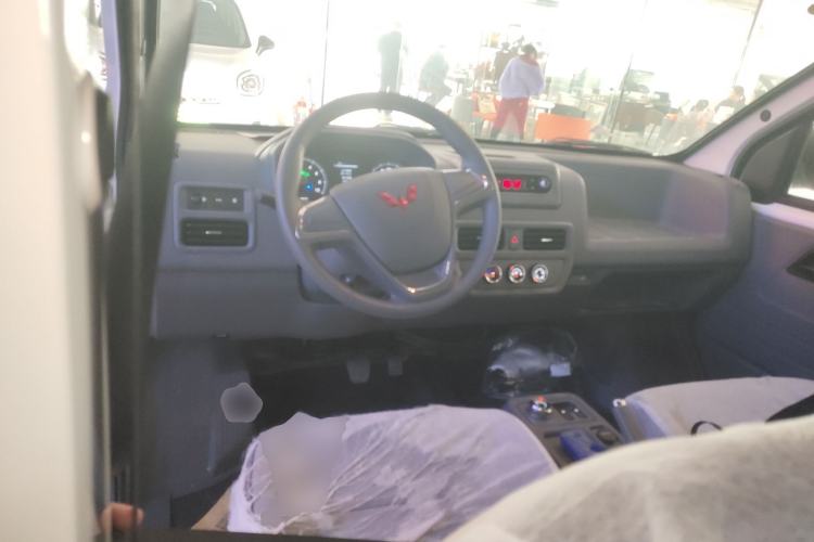 Used Wuling Yangguang 2024 300KM Comfort Version Passenger Van 75kW
