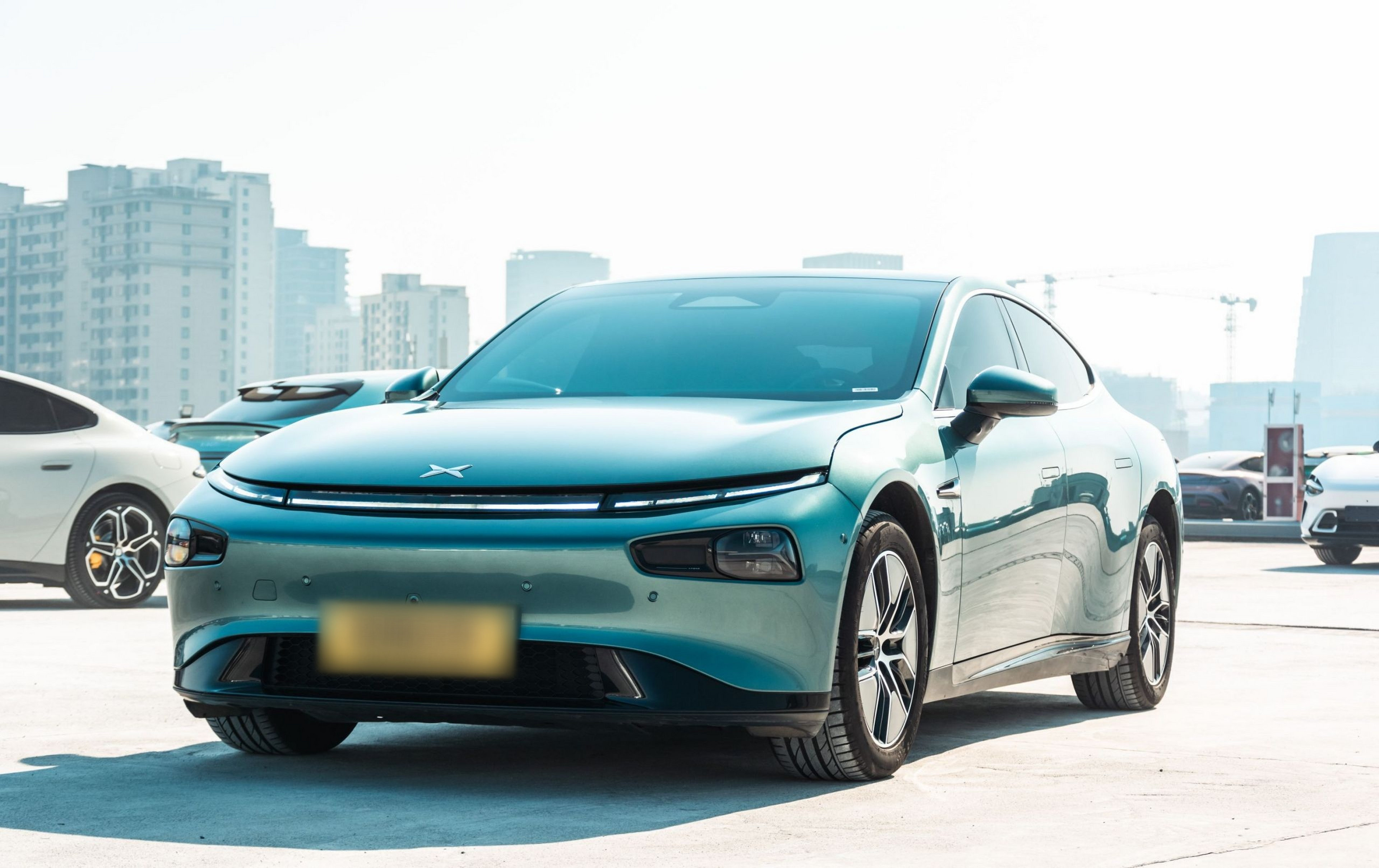 تحت مقدمة السيارة