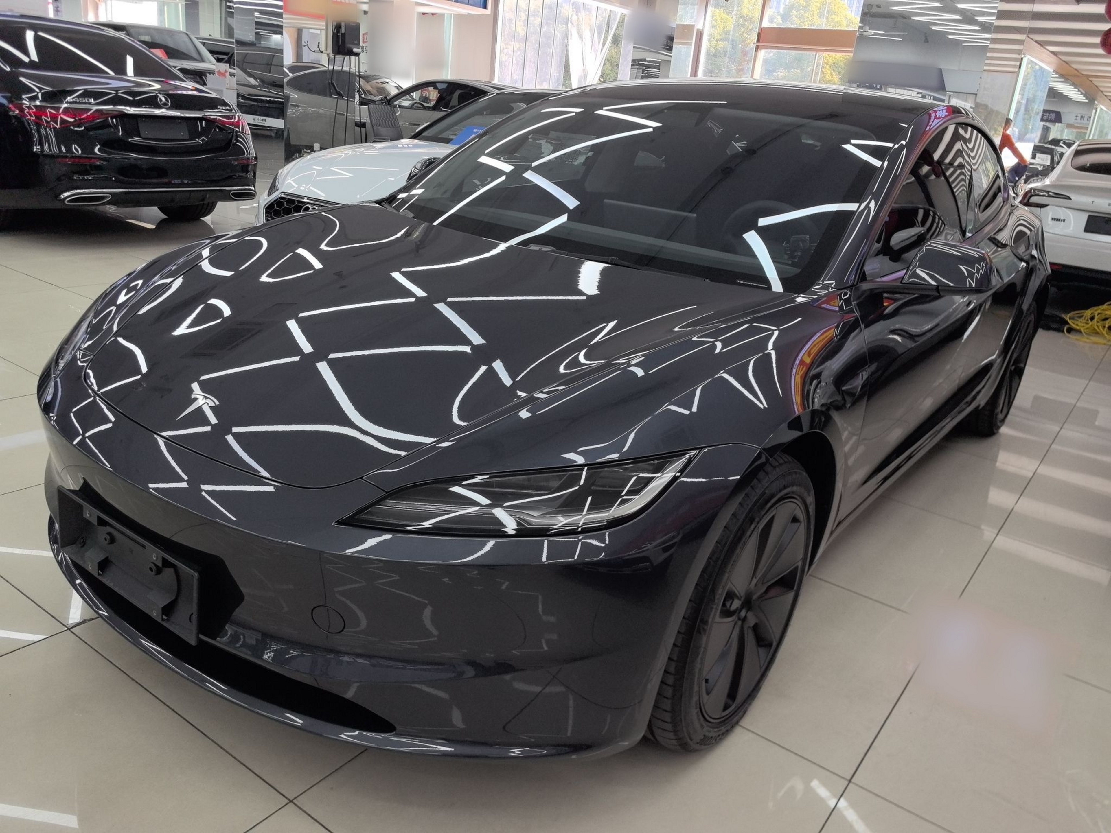 Под передней частью автомобиля