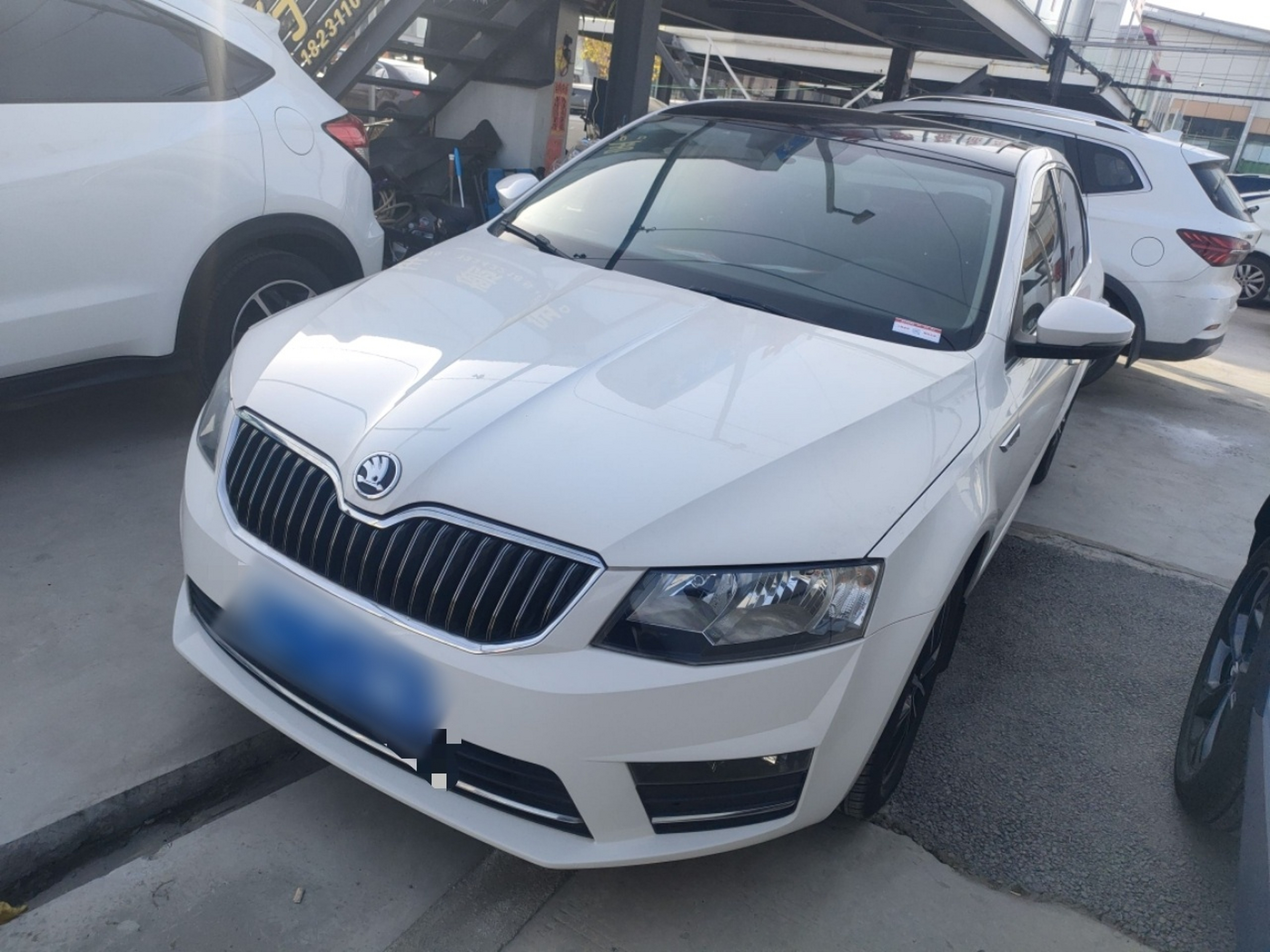 تحت مقدمة السيارة