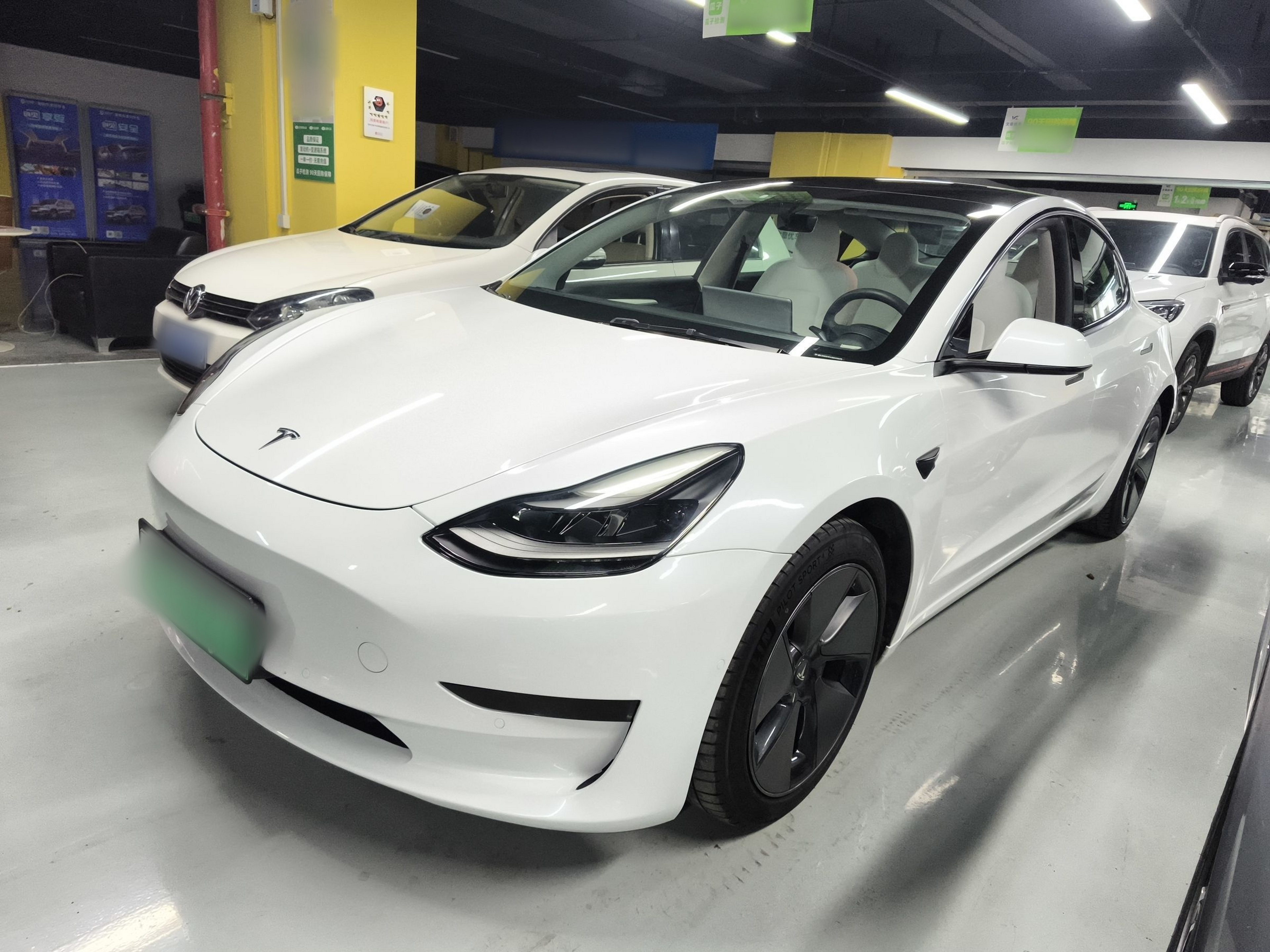 تحت مقدمة السيارة