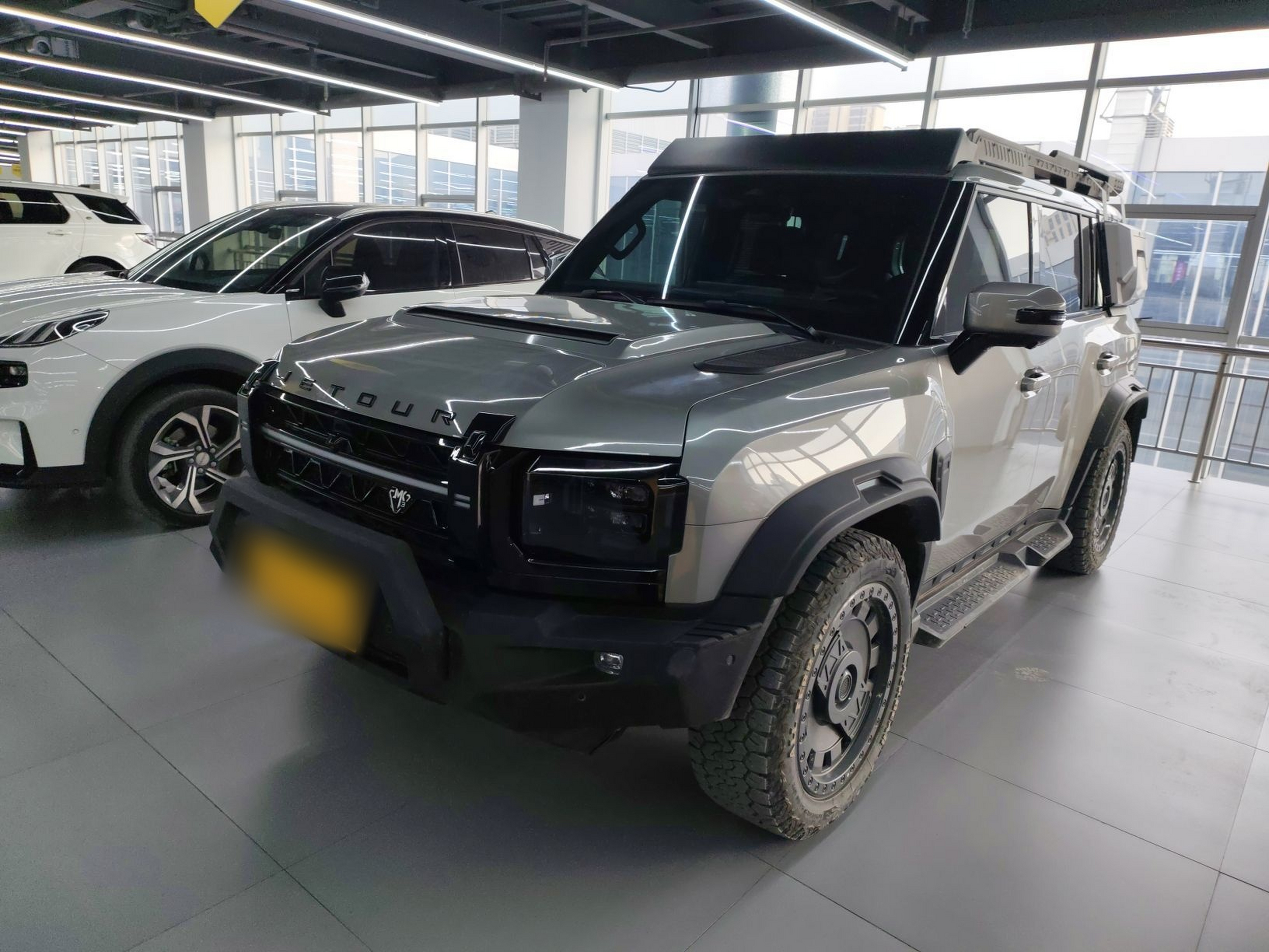 تحت مقدمة السيارة