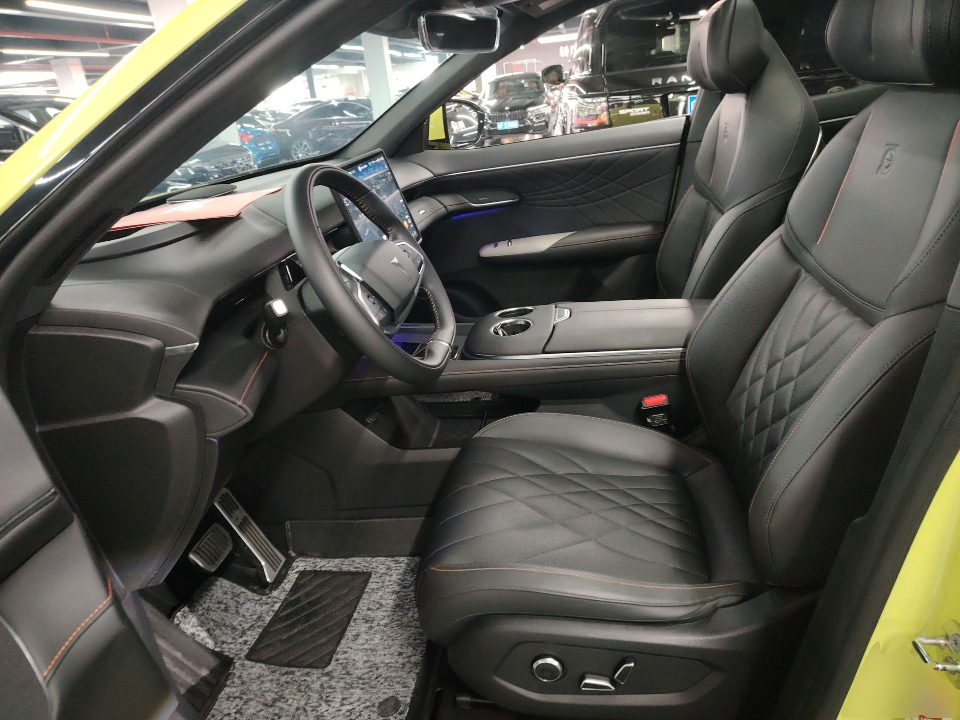 Переднее сиденье в автомобиле