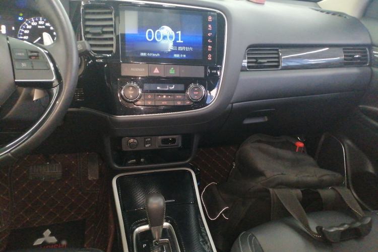 Used Mitsubishi Outlander 2019 2.4L 4x4 Zhi Xiang Edition 7 Seats China VI Standard
