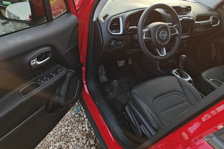 Used  Renegade 2019 220T Automatic Leading Edition
