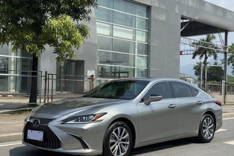 Used Lexus ES 2018 300h Premier Edition China VI Standard