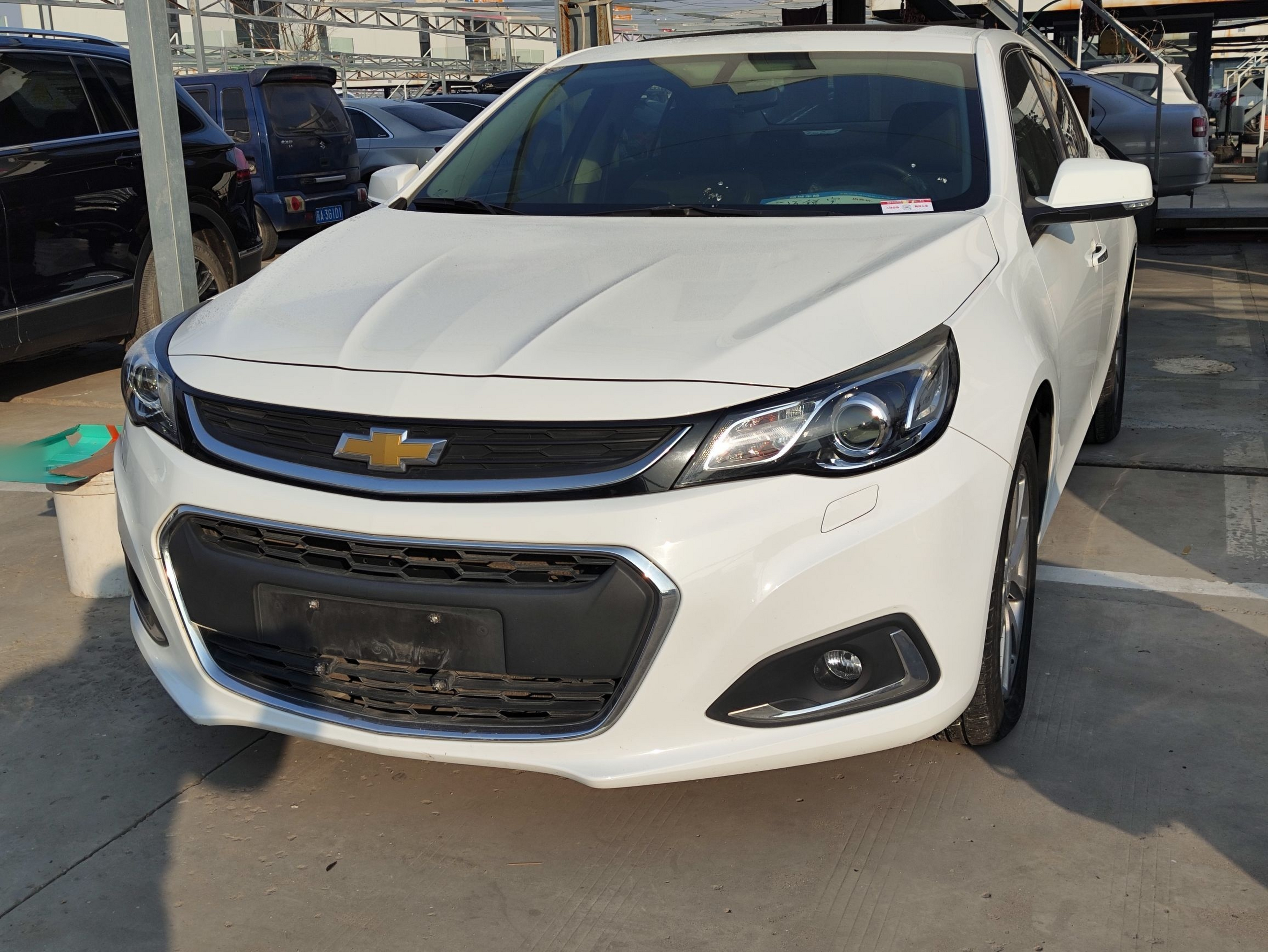 تحت مقدمة السيارة