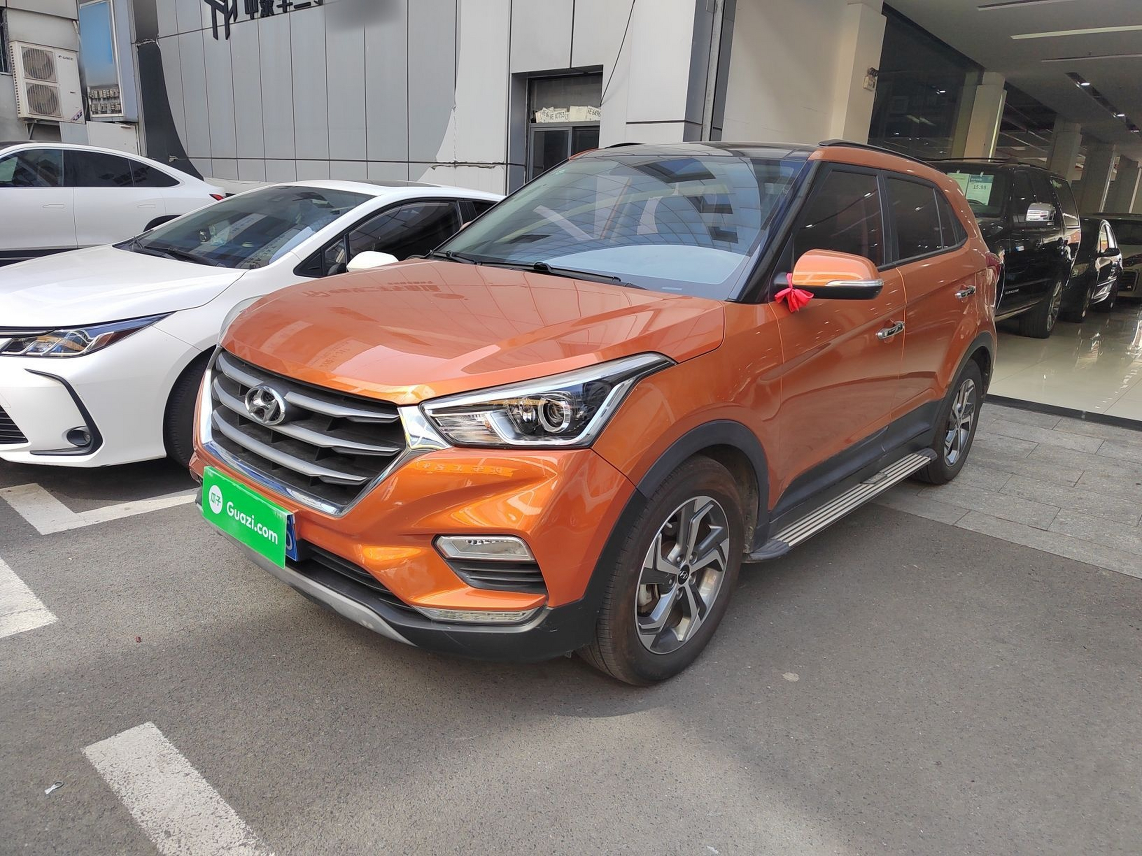 تحت مقدمة السيارة