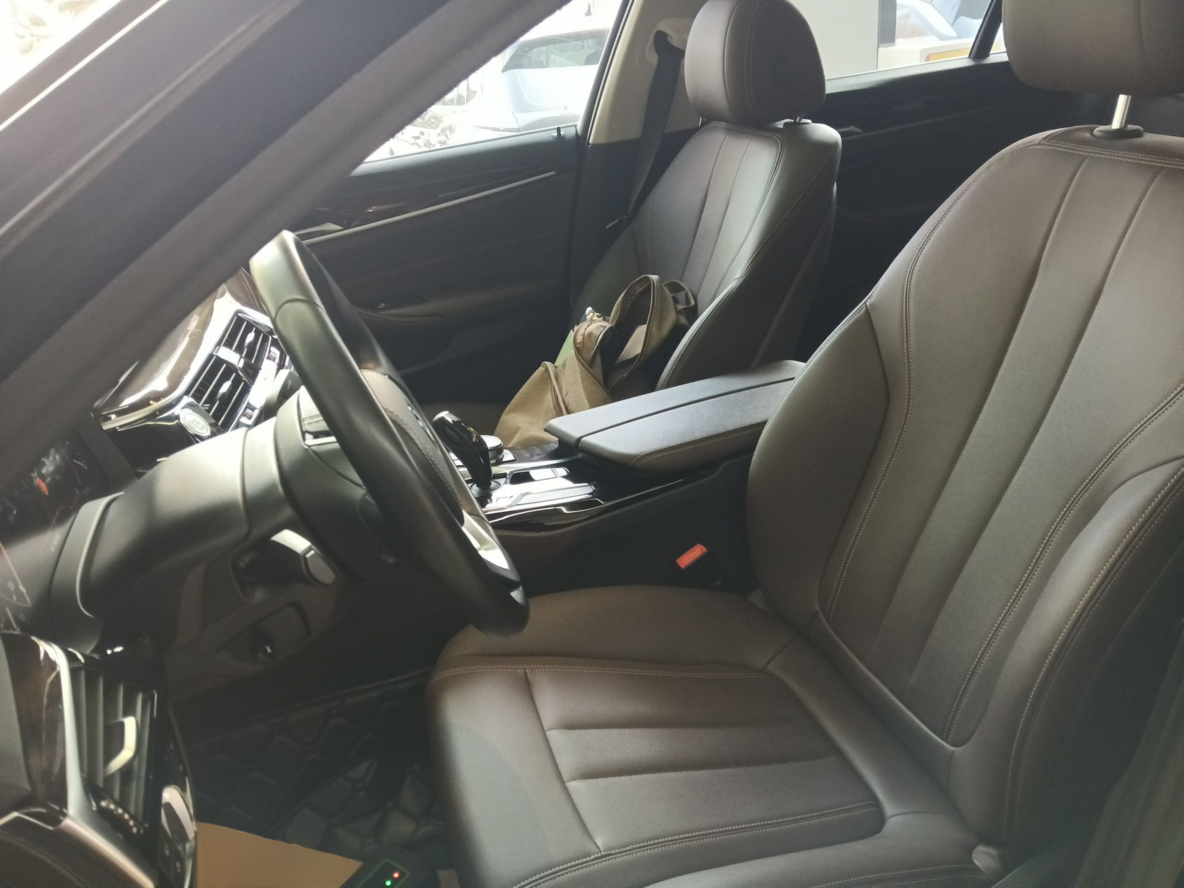 Переднее сиденье в автомобиле