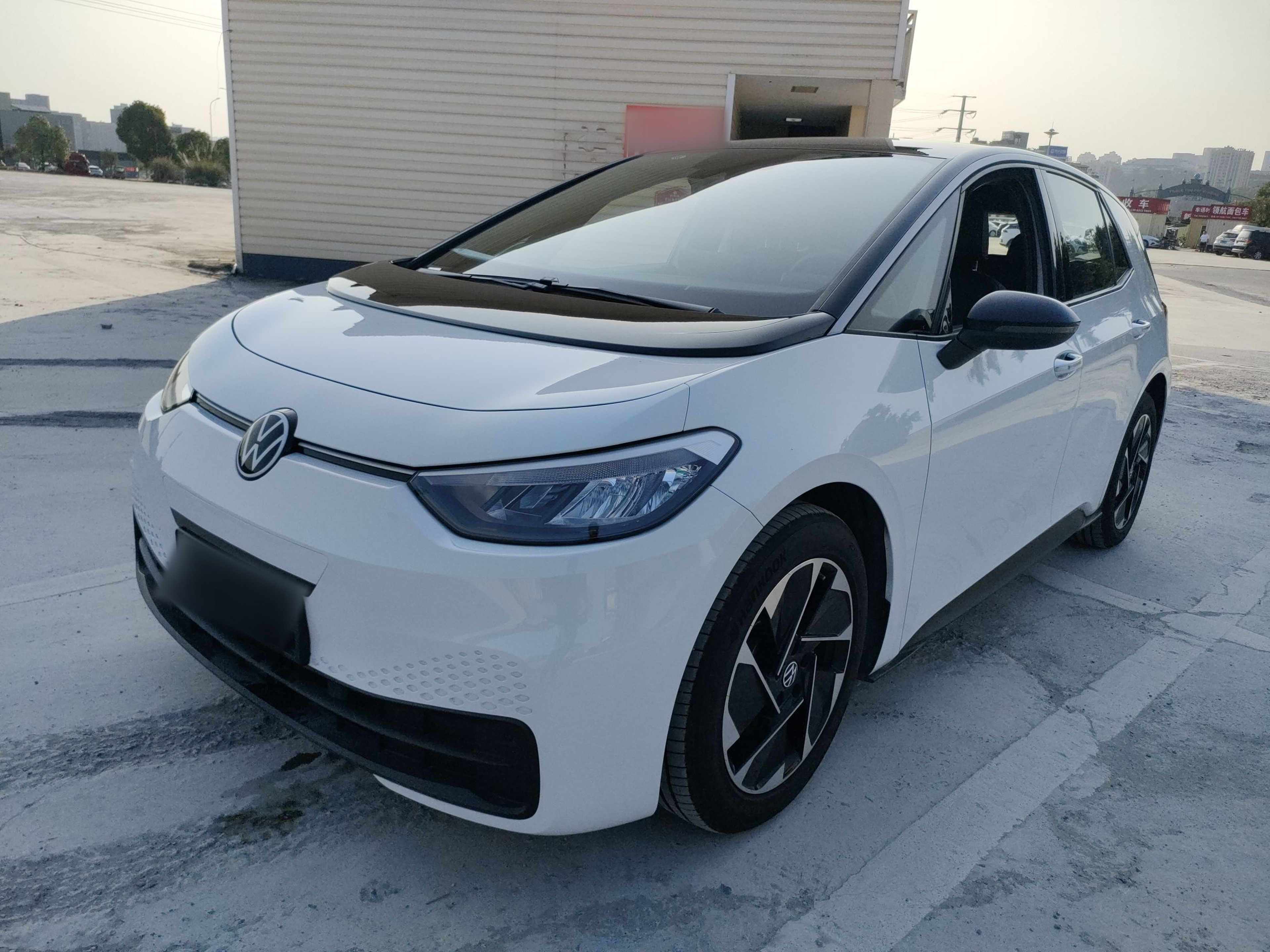 Под передней частью автомобиля