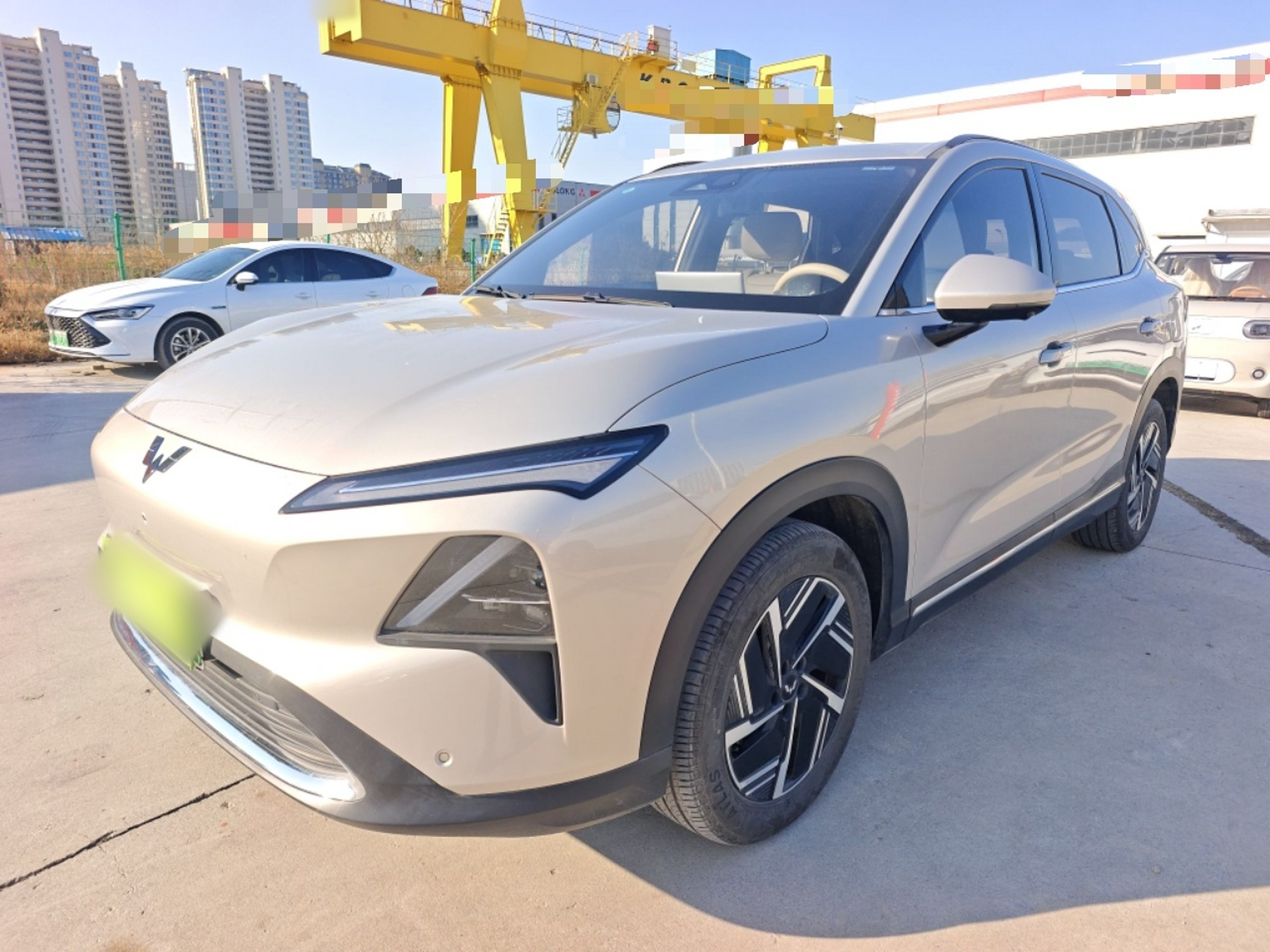 تحت مقدمة السيارة