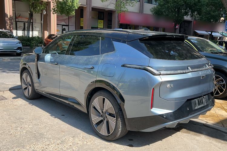 Used Lynk & Co 08 EM-P 2025 220 km All-Wheel-Drive Performance Halo
