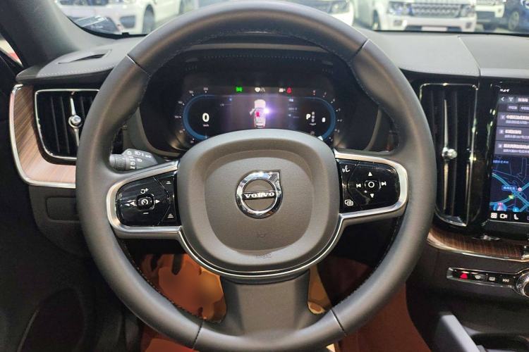 Used Volvo XC60 2023 B5 4x4 Smart Luxury Edition