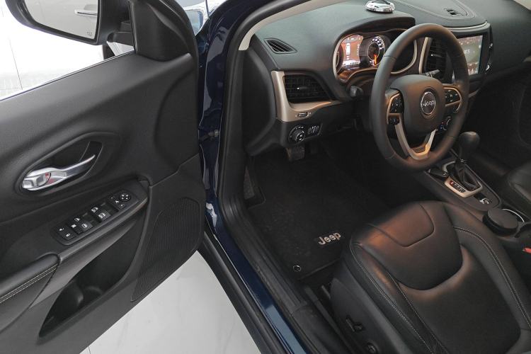 Used  Cherokee 2017 2.4L Leading Smart Edition
