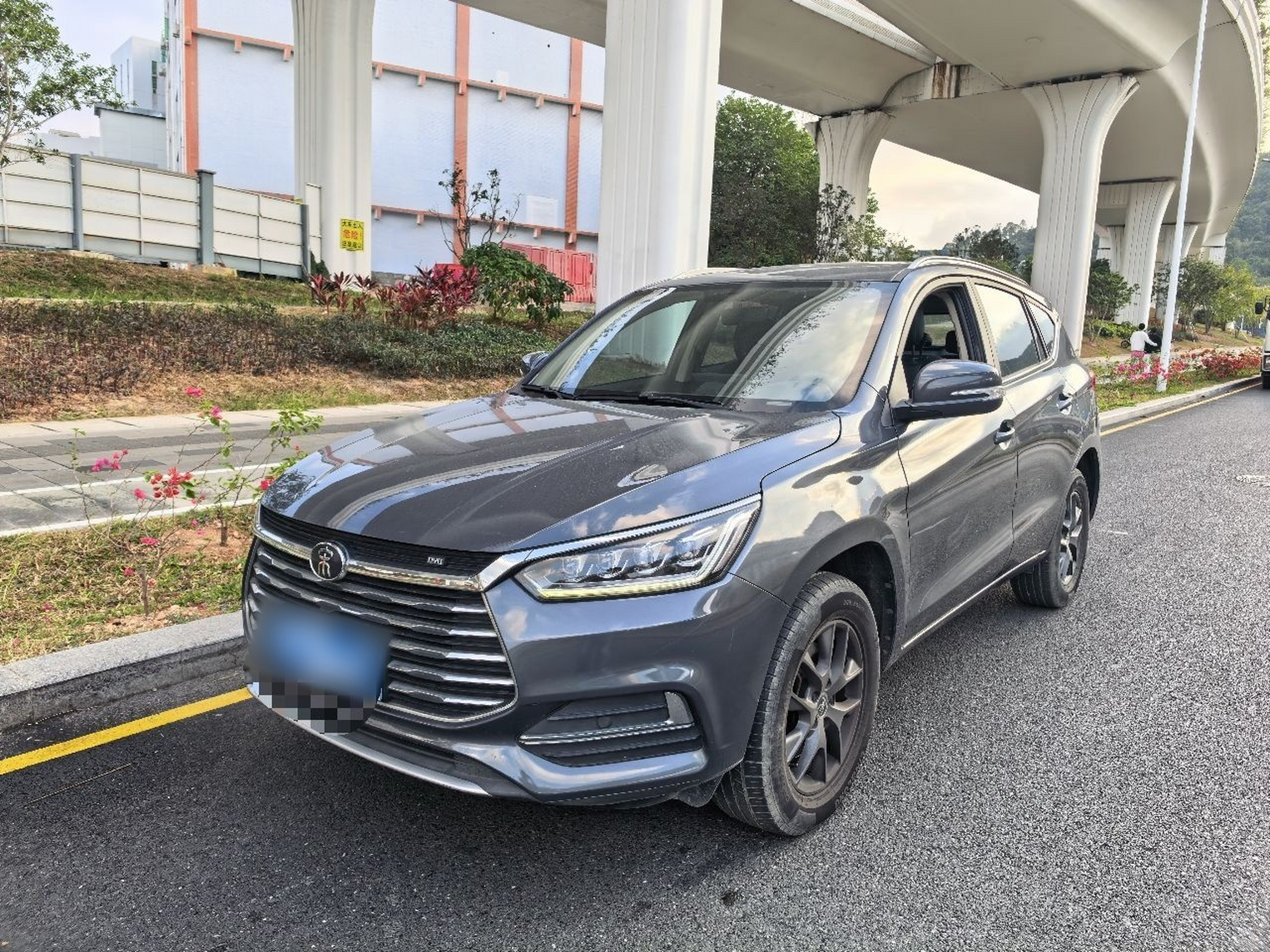 Под передней частью автомобиля