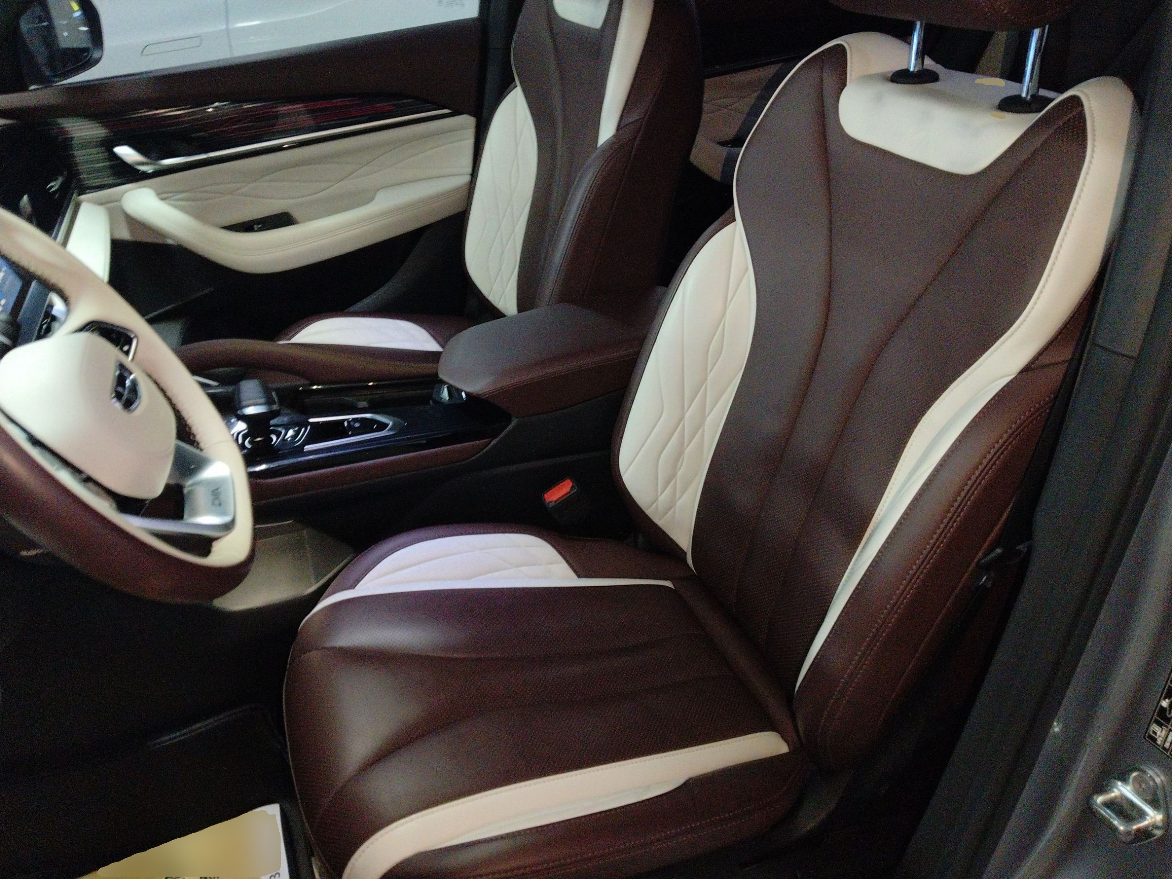 المقاعد الأمامية داخل السيارة