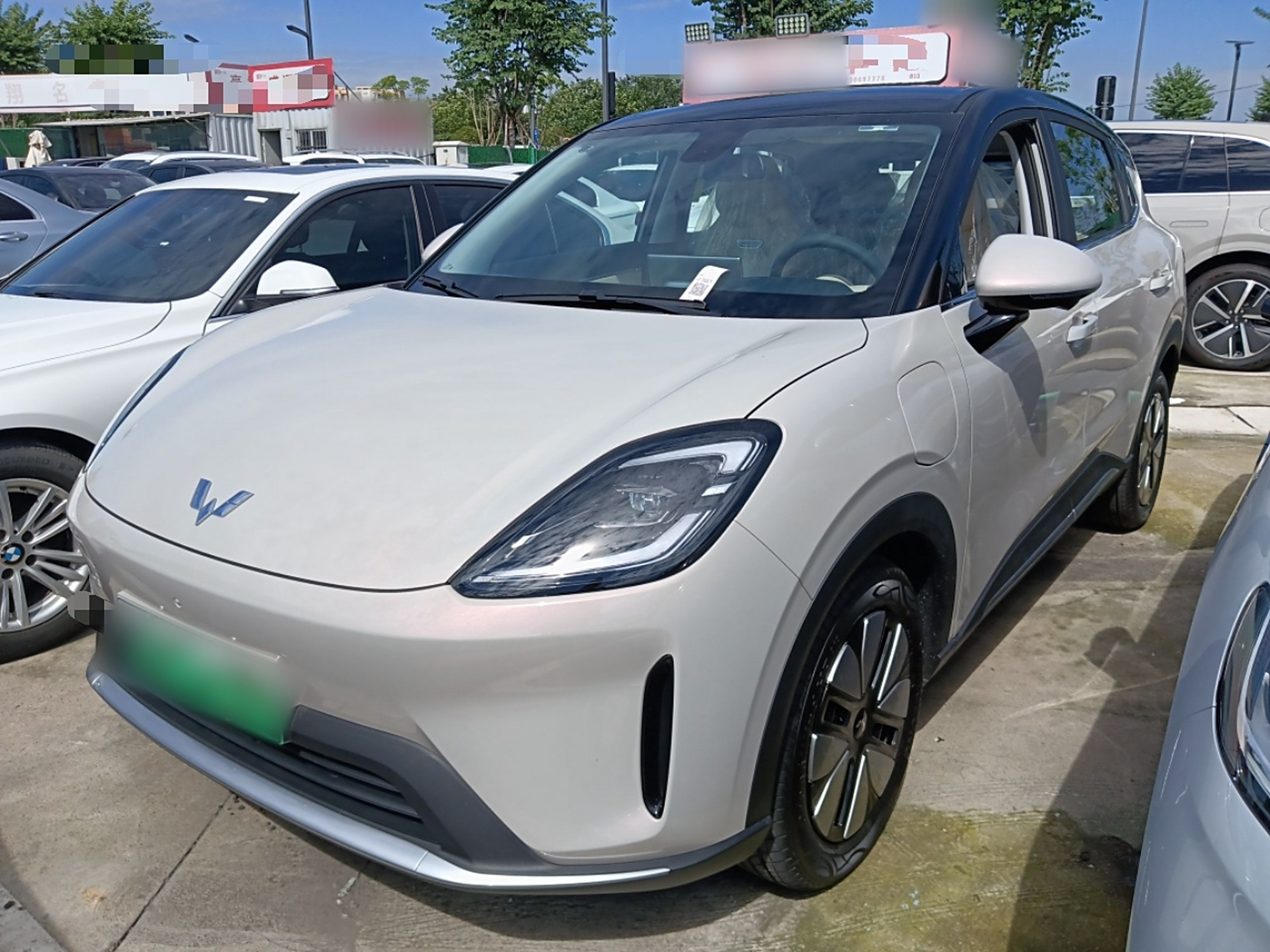 تحت مقدمة السيارة