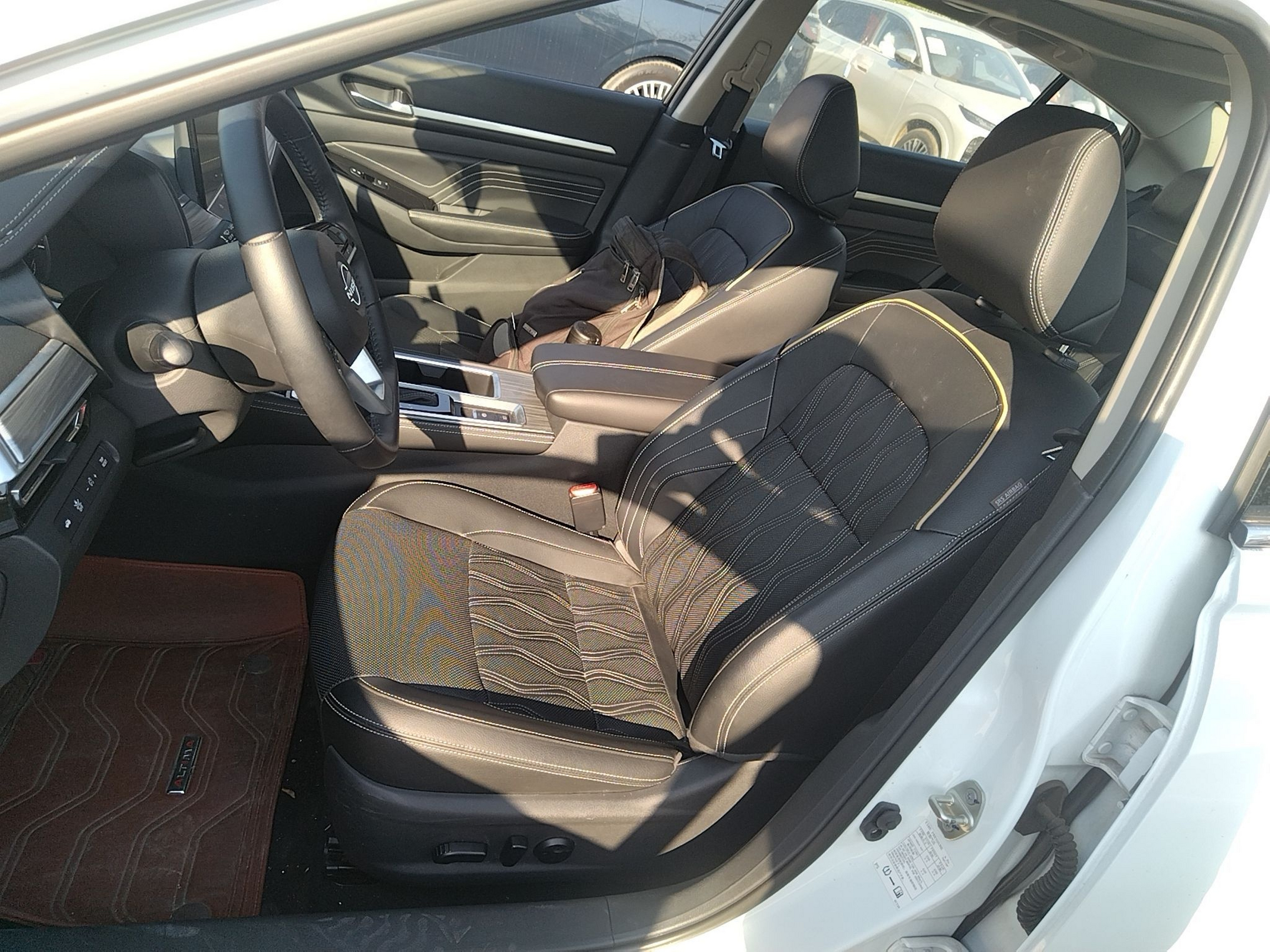 المقاعد الأمامية داخل السيارة