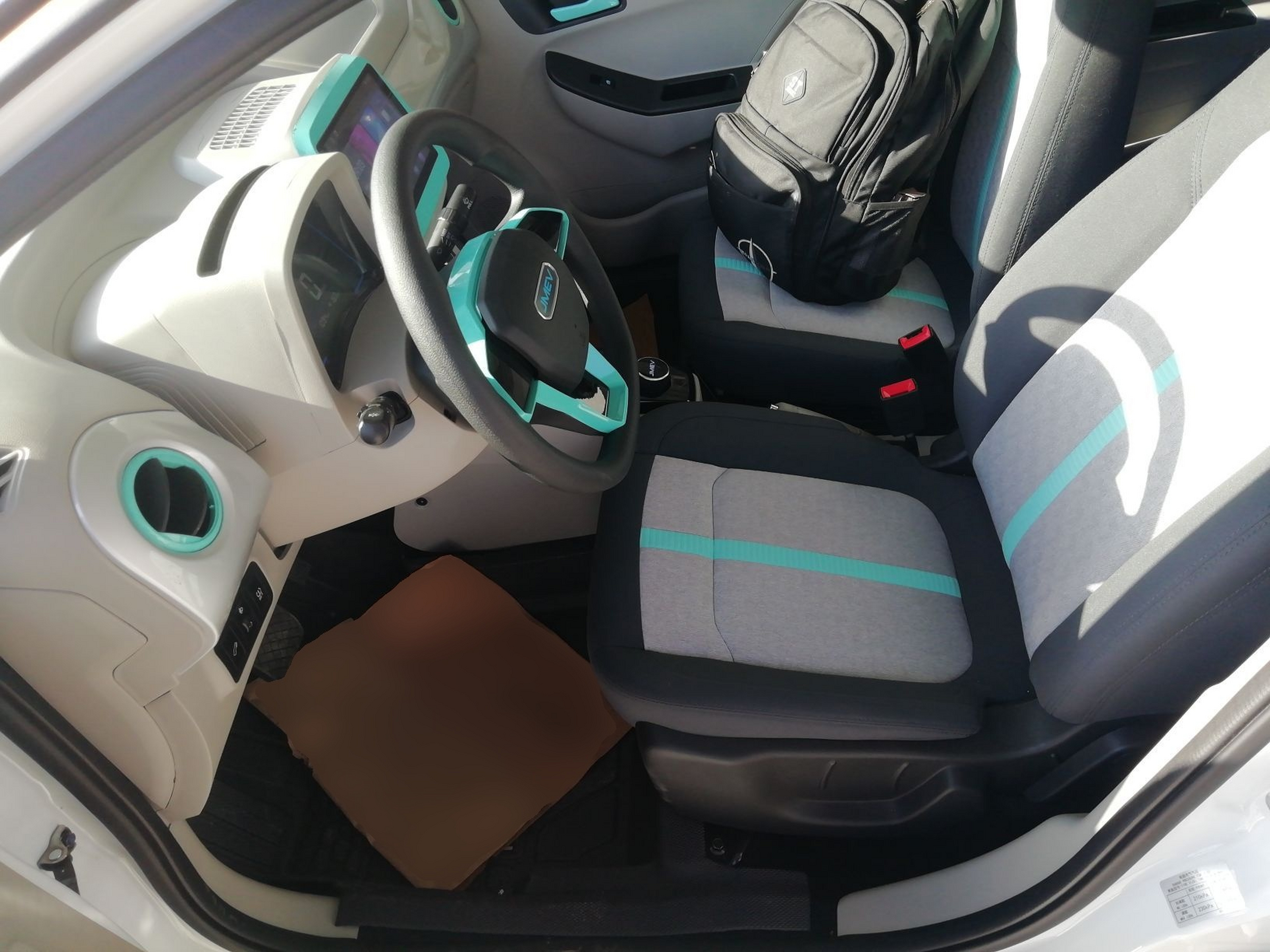 المقاعد الأمامية داخل السيارة