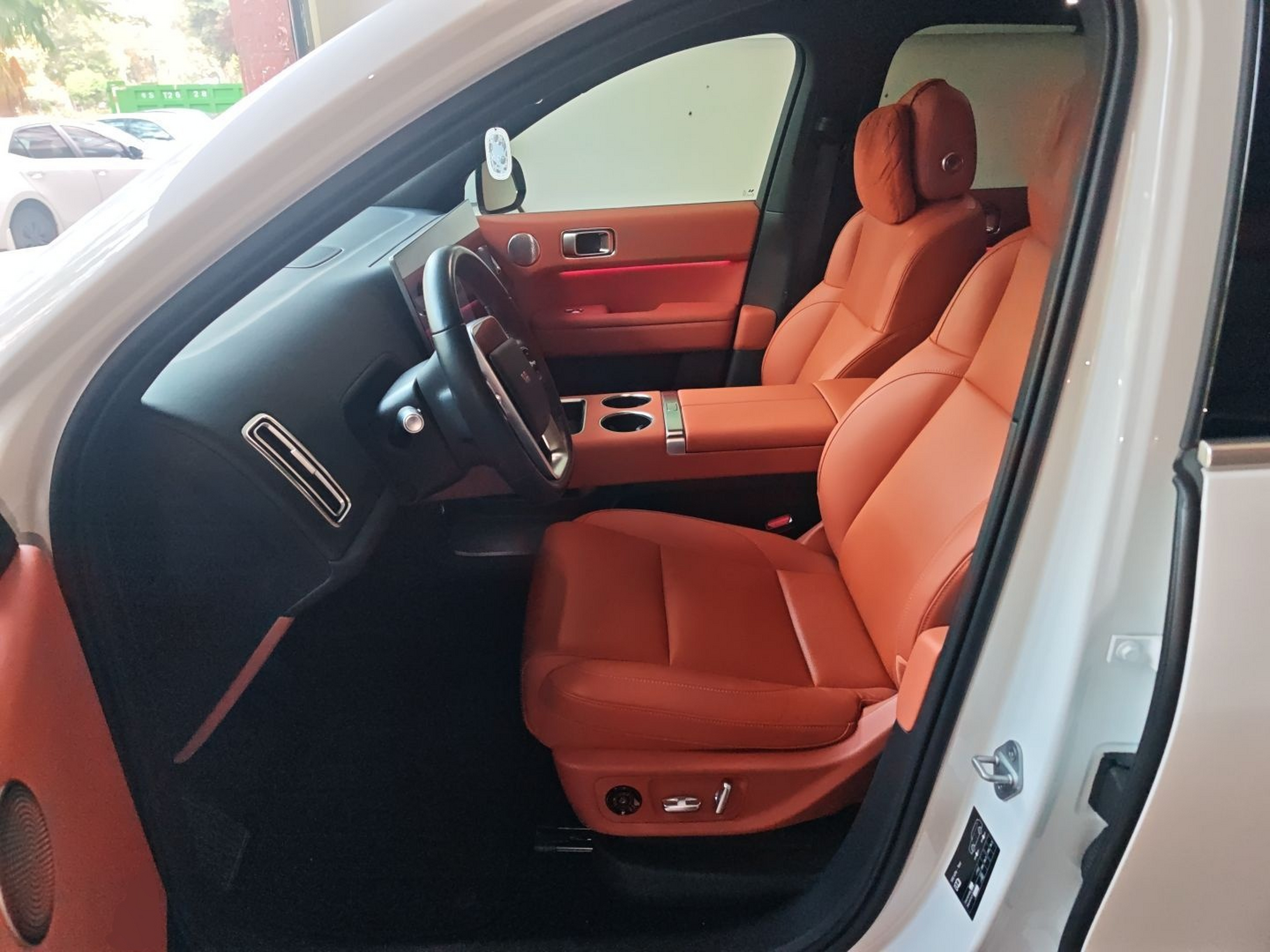 المقاعد الأمامية داخل السيارة