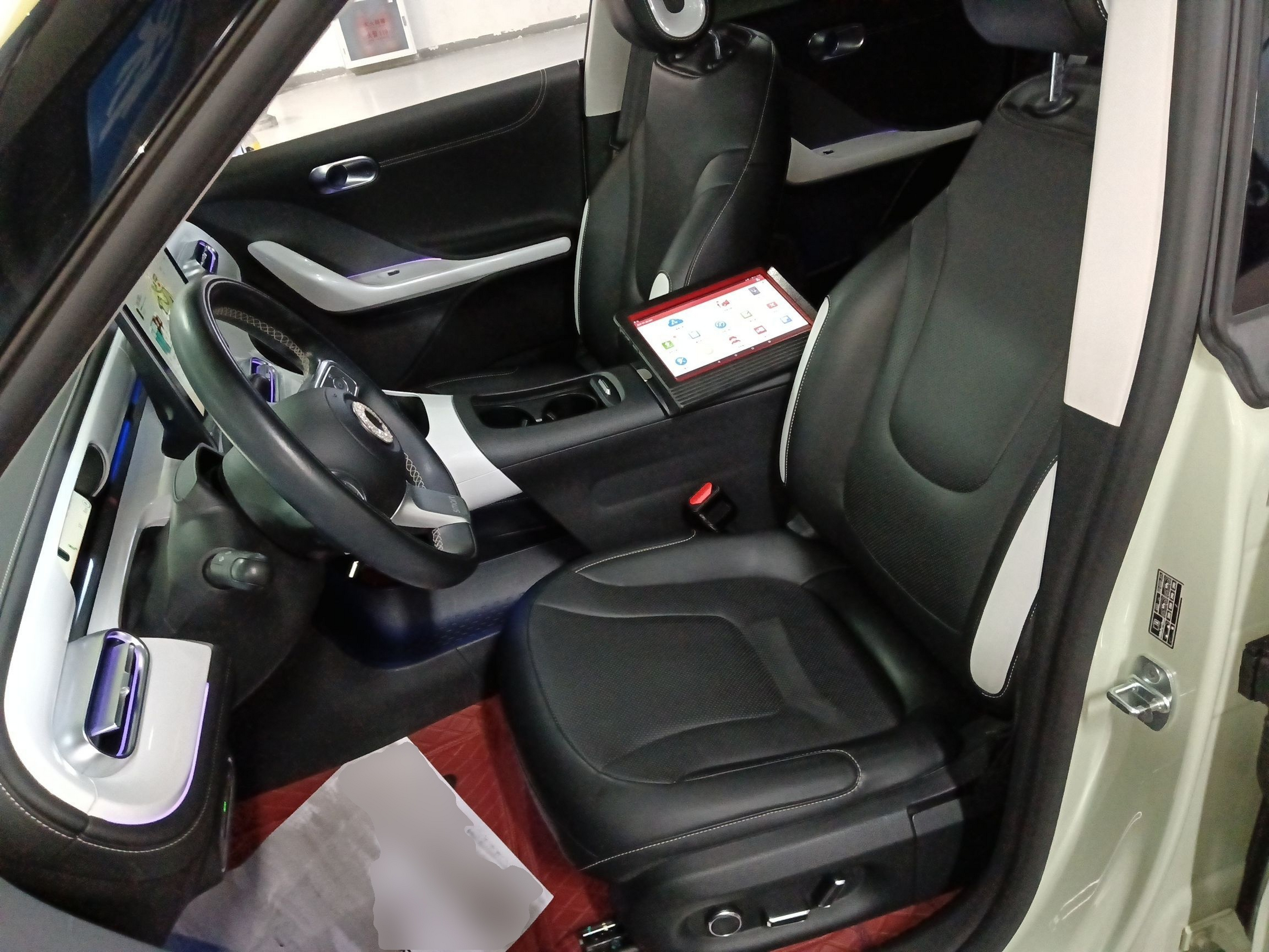 المقاعد الأمامية داخل السيارة