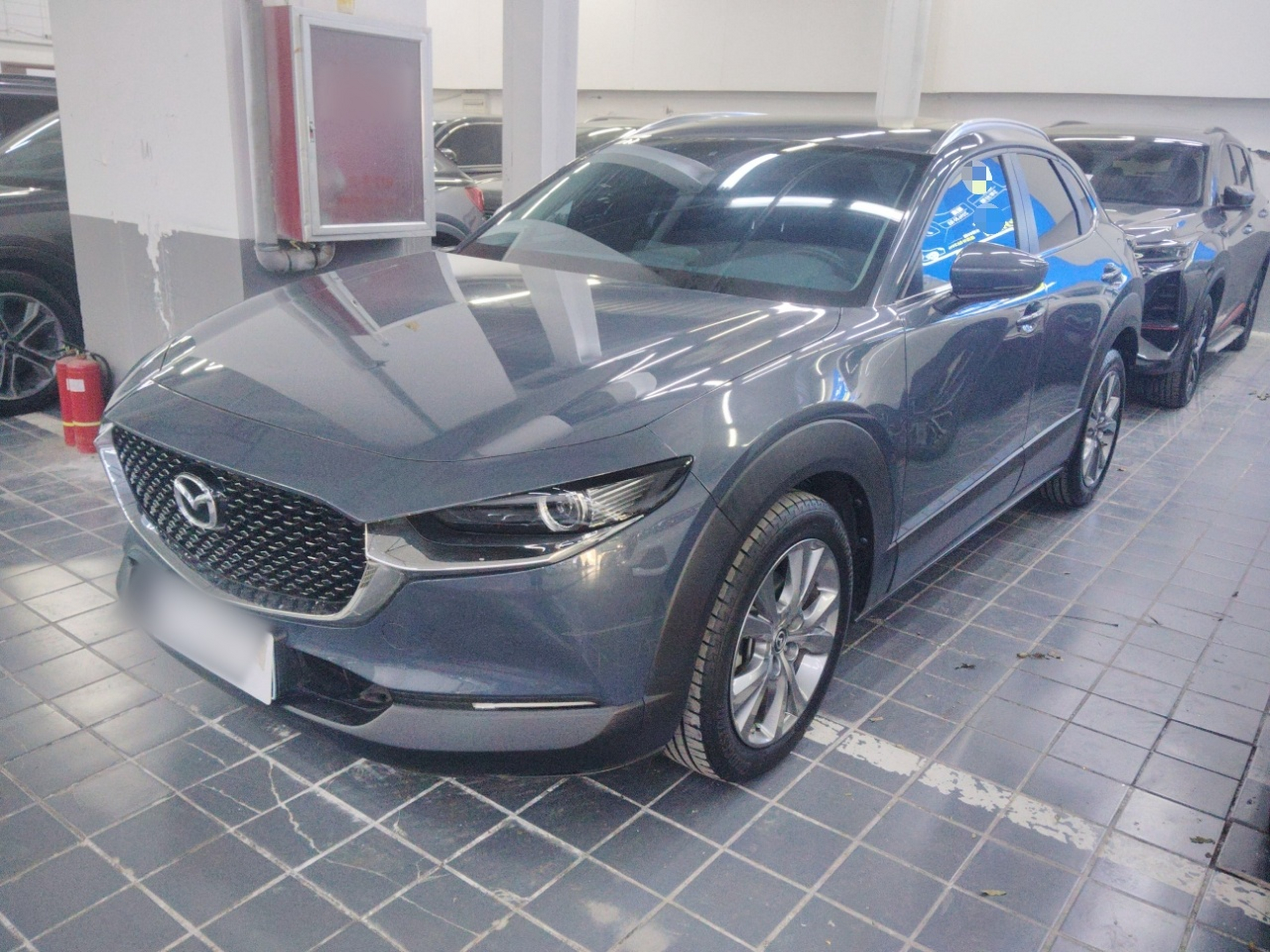 Под передней частью автомобиля