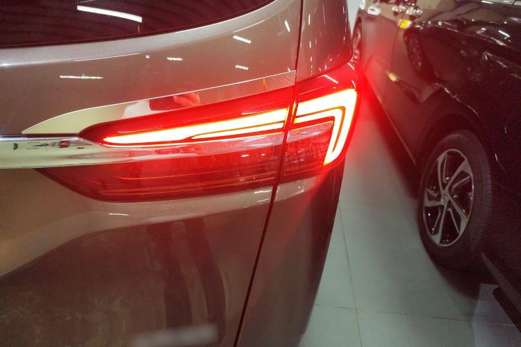 Used Buick GL8 2023 Facelifted Land Cruiser Executive Luxury Version
