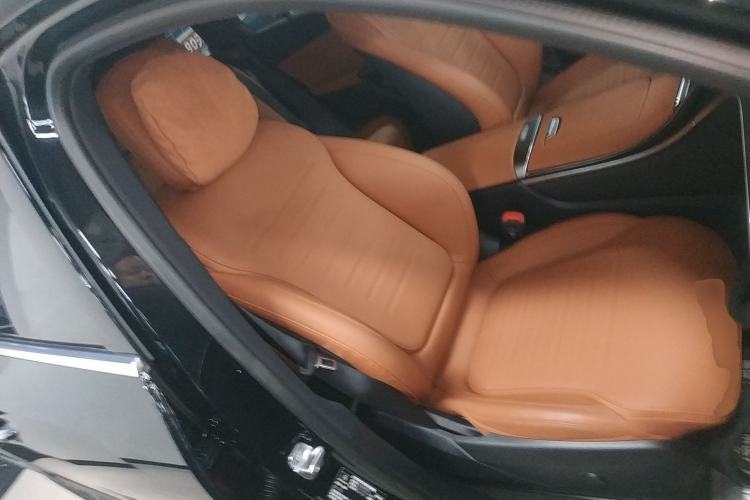 Used Mercedes-Benz GLC 2023 Facelift GLC 260 L 4MATIC Luxury Version 5 Seats
