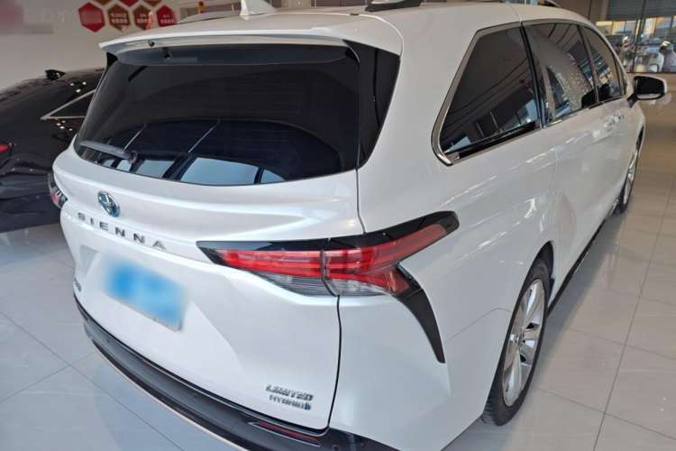 Used Toyota Sienna 2023 2.5L Hybrid Deluxe Edition
