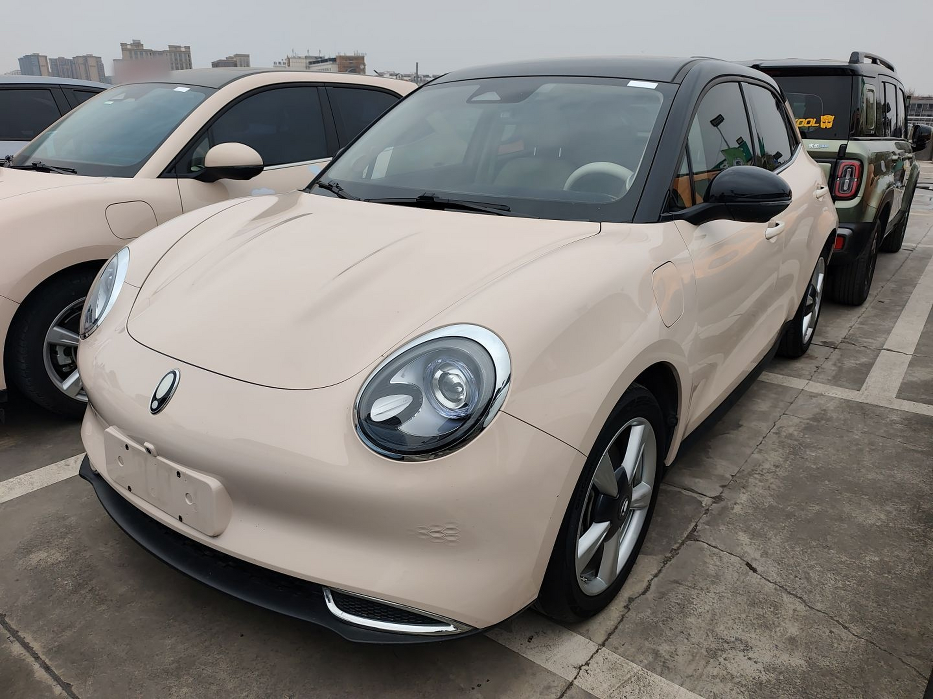 Под передней частью автомобиля