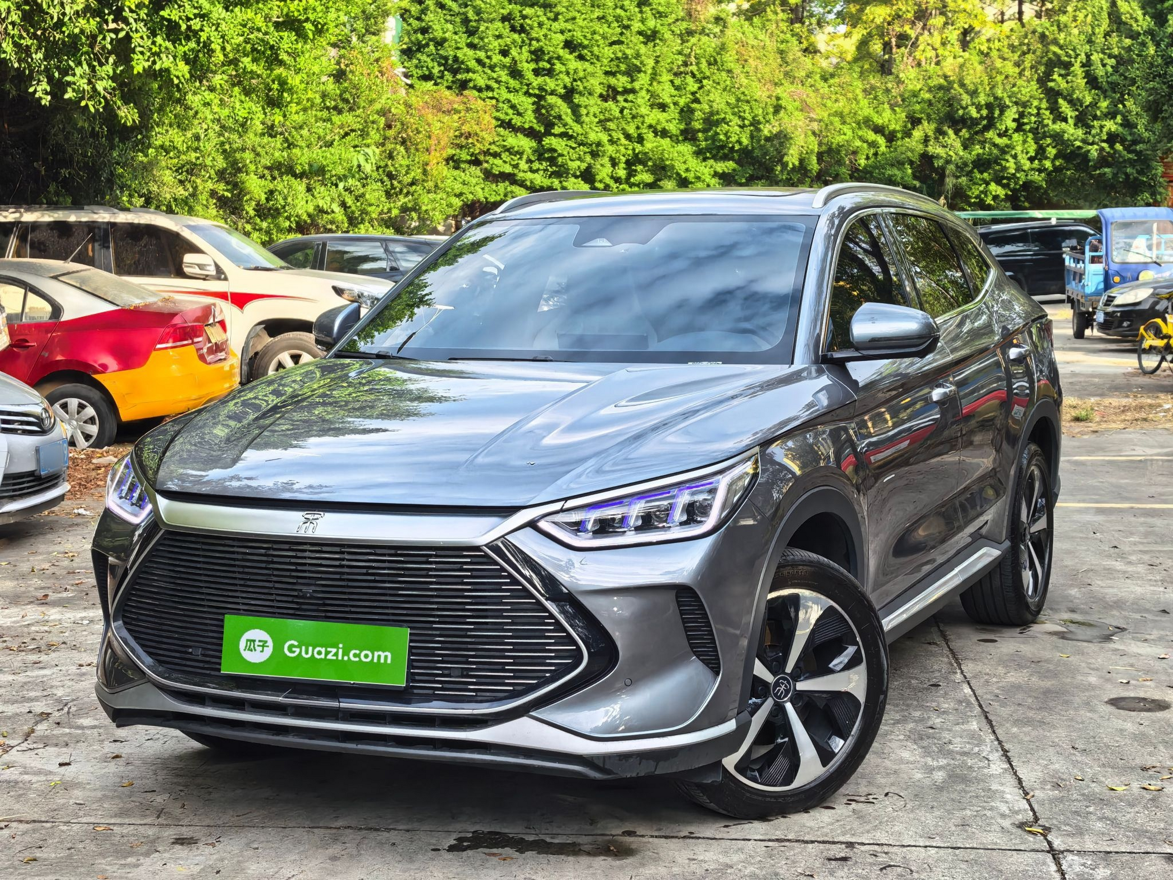 تحت مقدمة السيارة