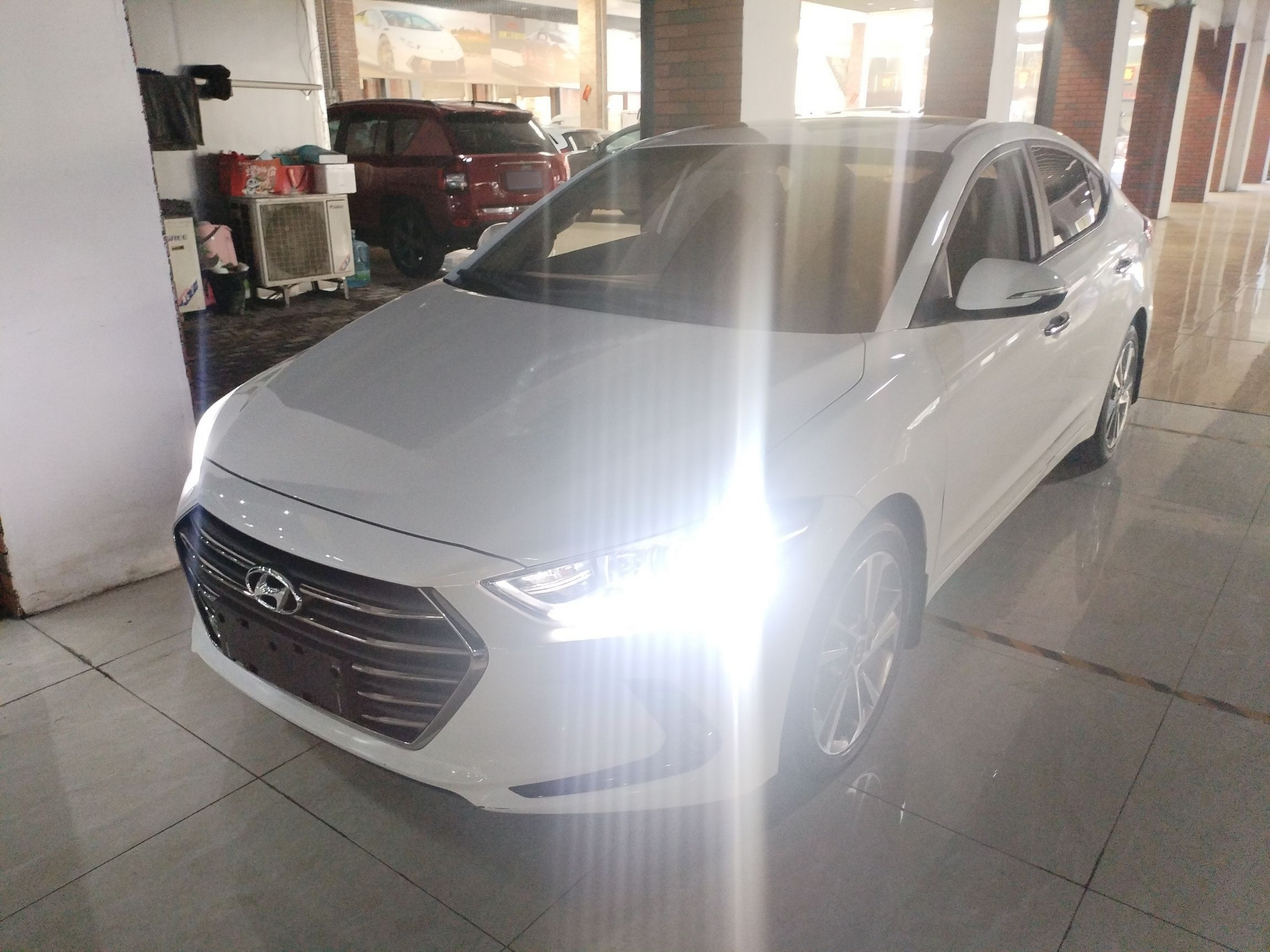 تحت مقدمة السيارة