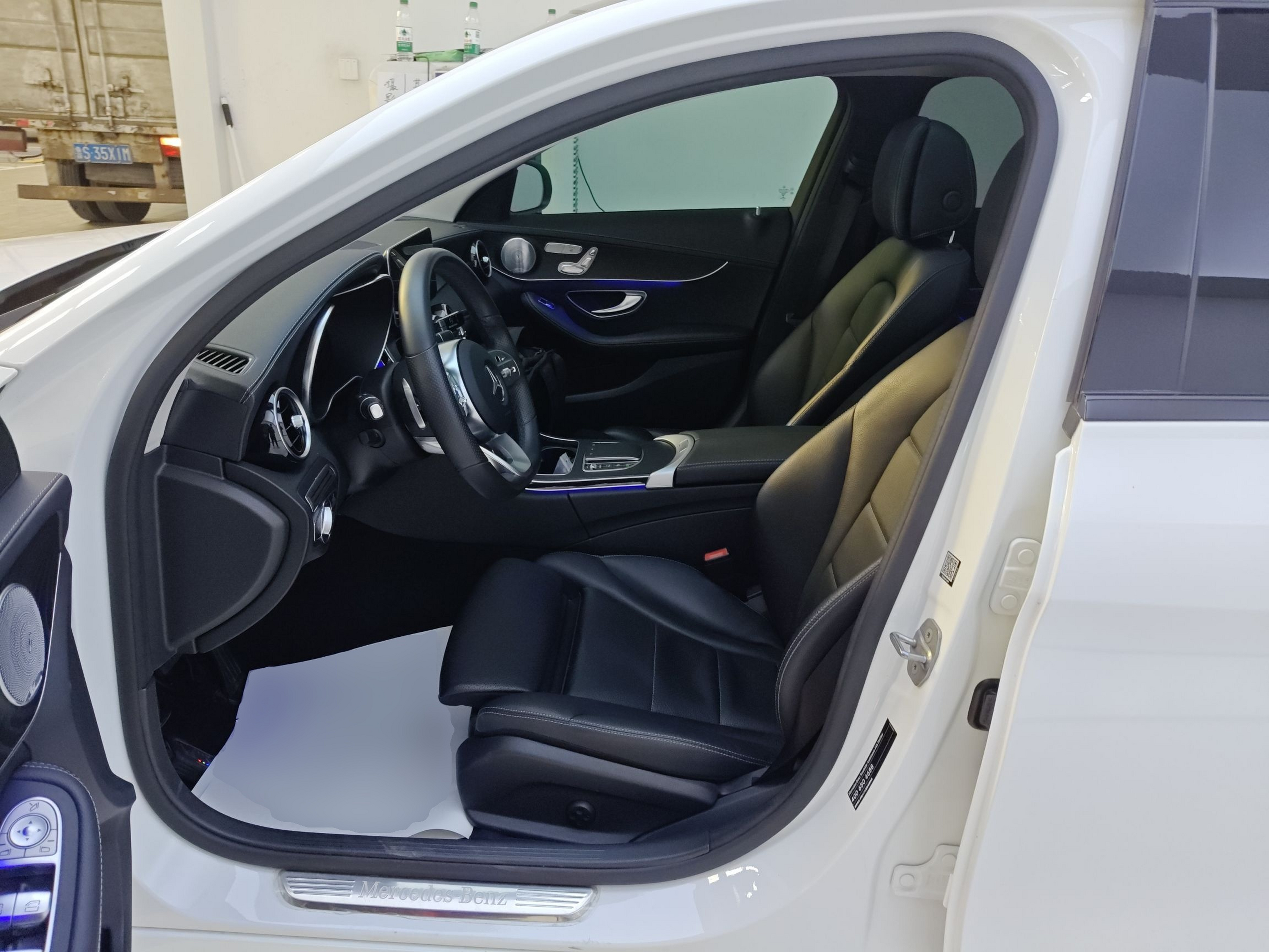 Переднее сиденье в автомобиле