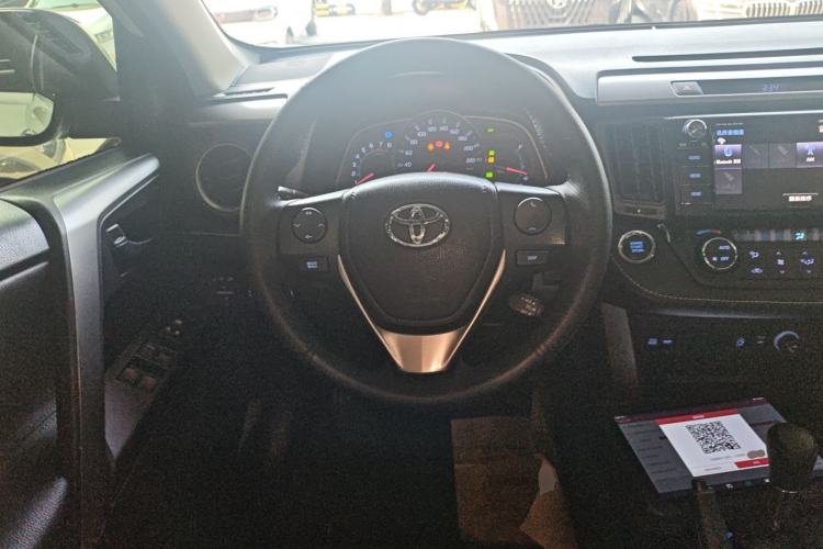 Used Toyota RAV4 2016 2.0L CVT Two-Wheel Drive Fashion Edition China V Standard

