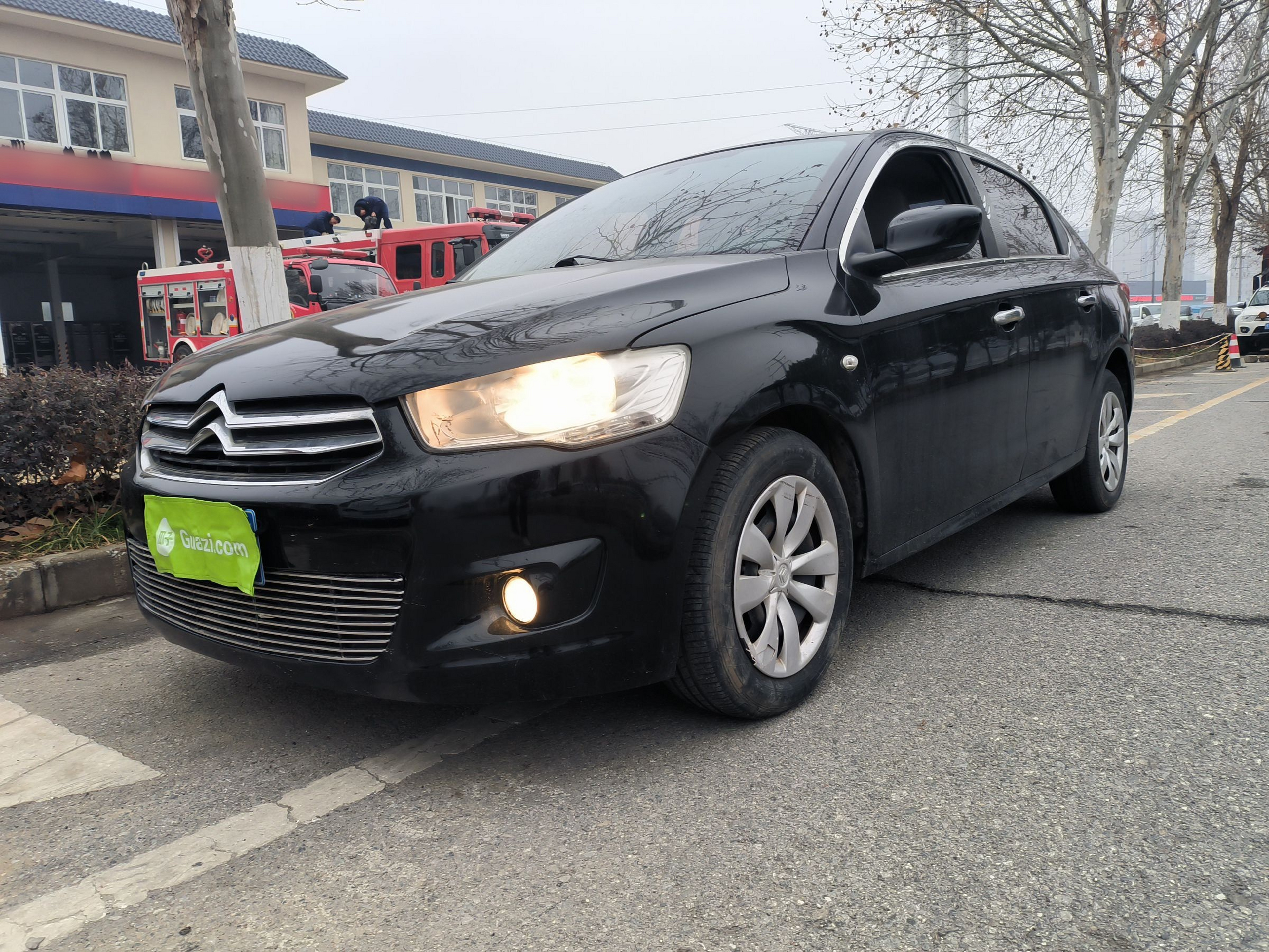 Под передней частью автомобиля