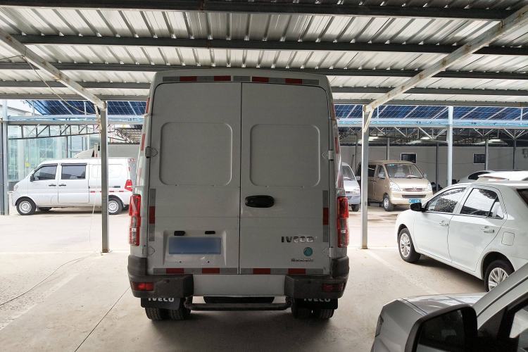 Used Iveco Daily 2021 2.5T V35 2-3 Seater Short Wheelbase Mid-Roof Dual Tire Side-Sliding Doors
