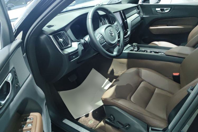 Used Volvo XC60 2025 B5 4x4 Smart Luxury Edition
