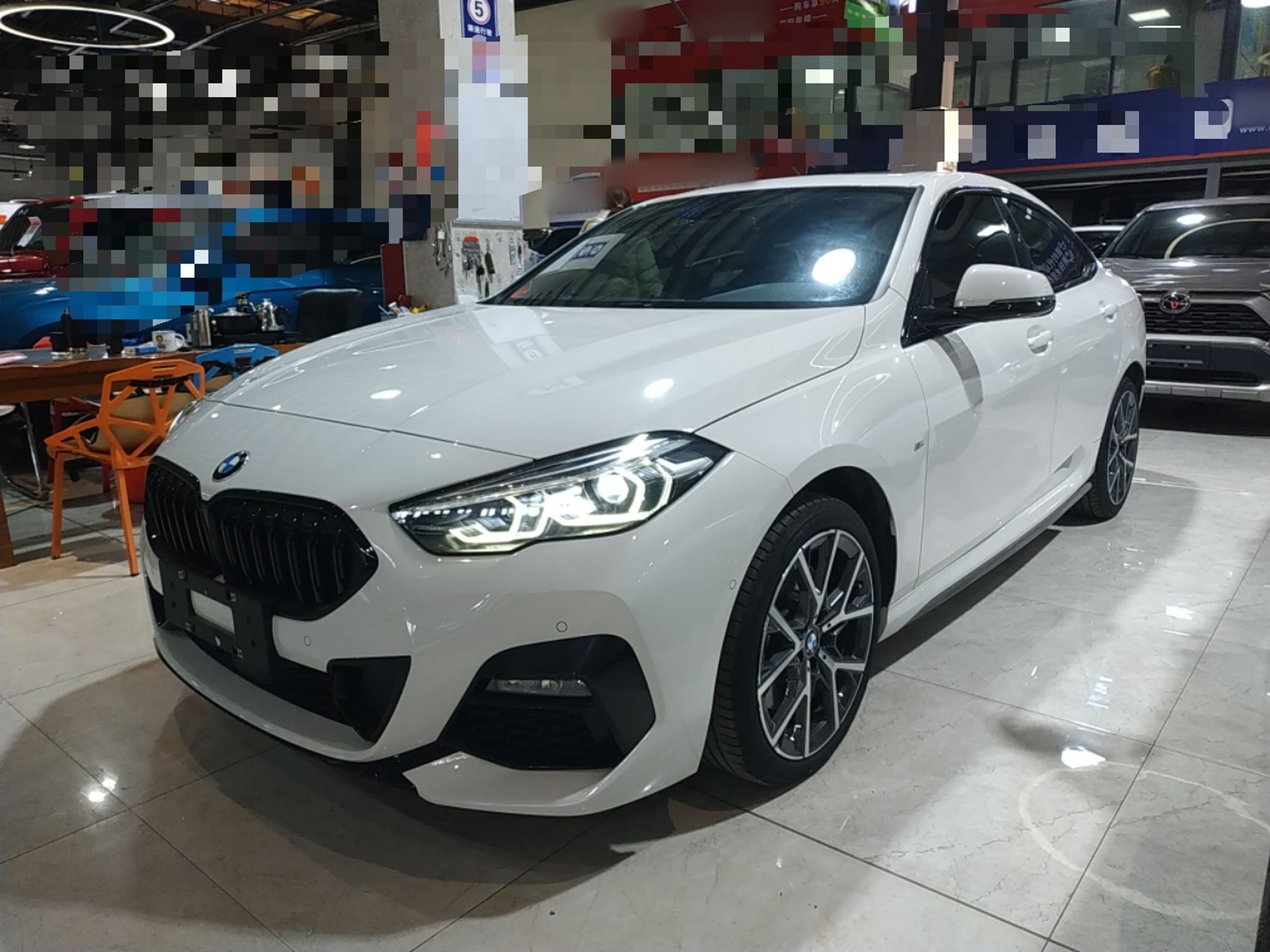 تحت مقدمة السيارة