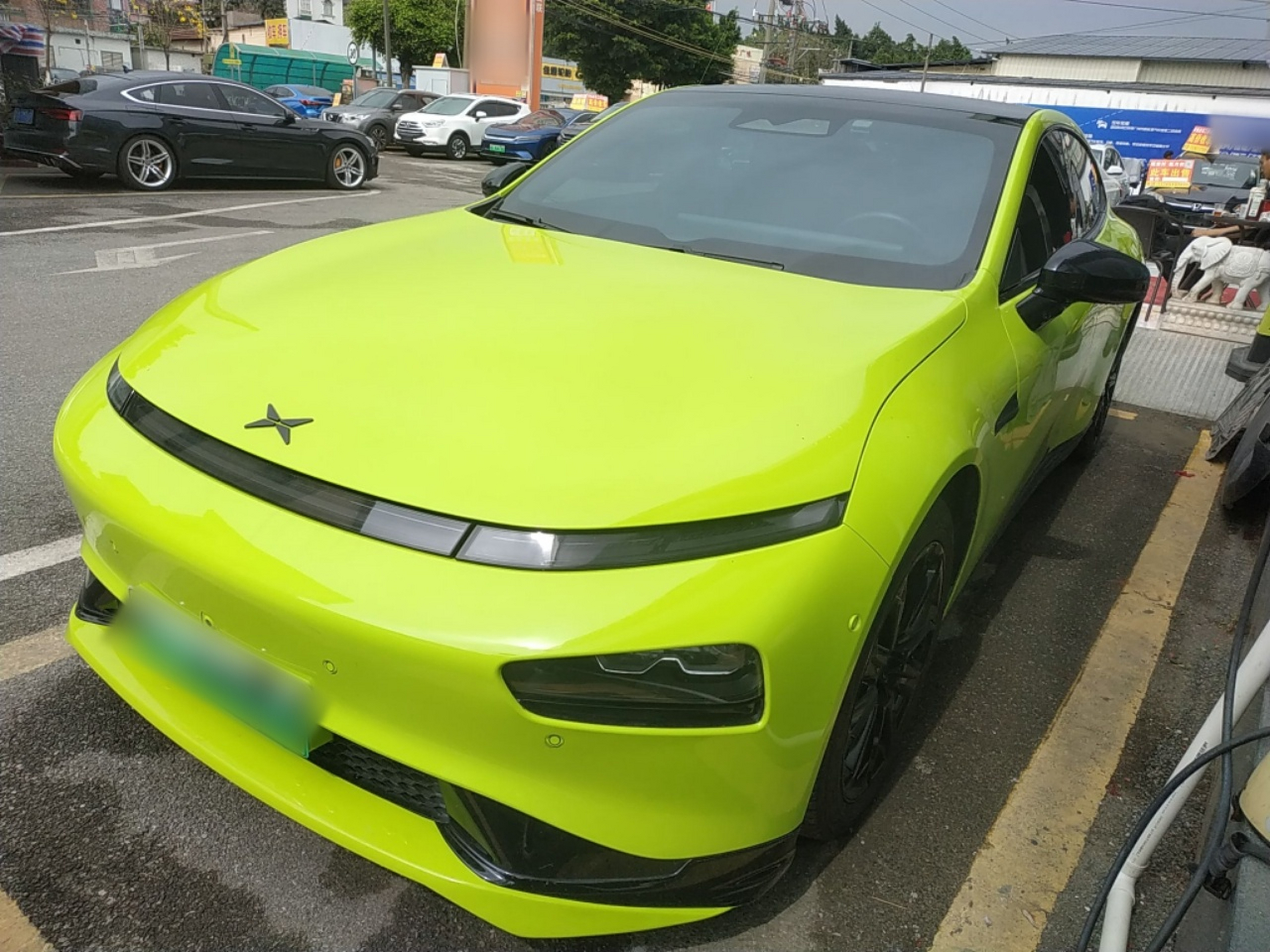 تحت مقدمة السيارة