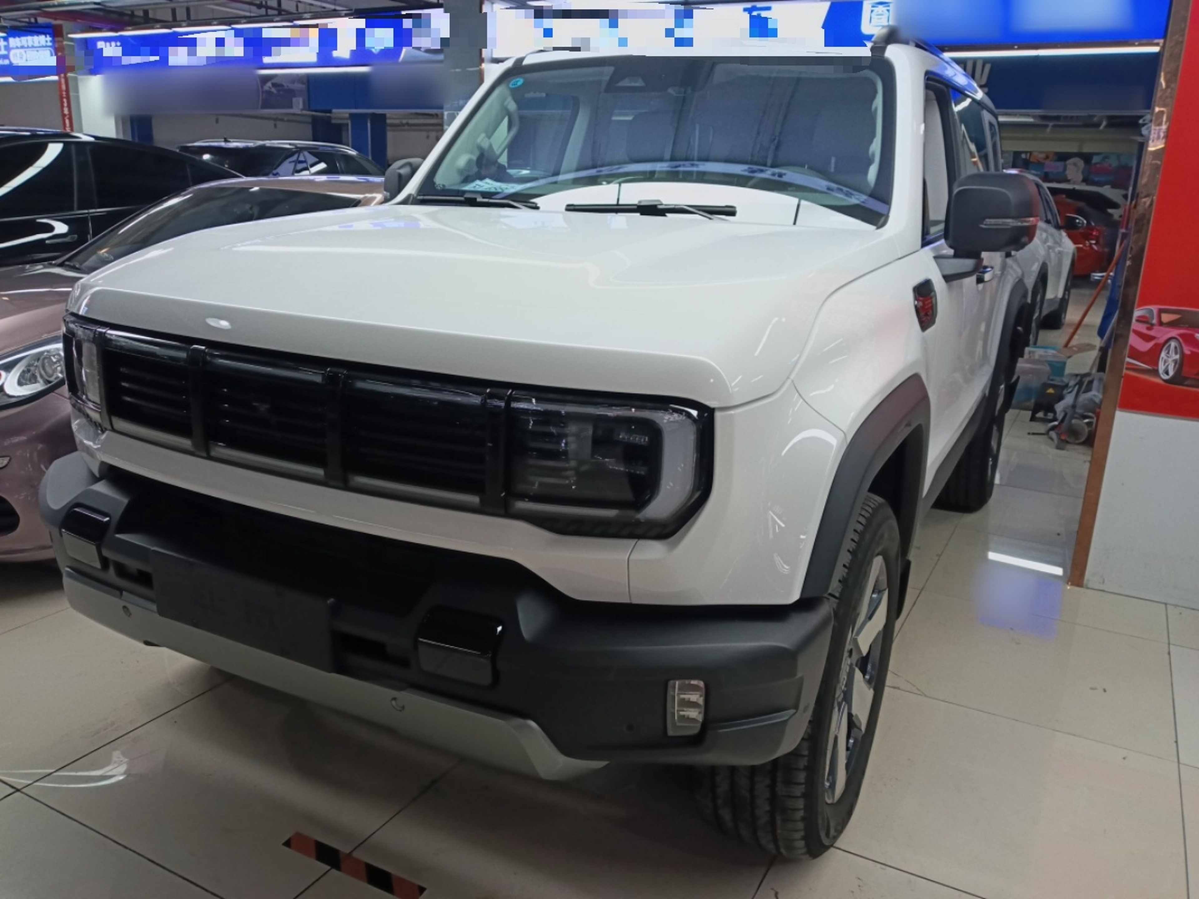 تحت مقدمة السيارة