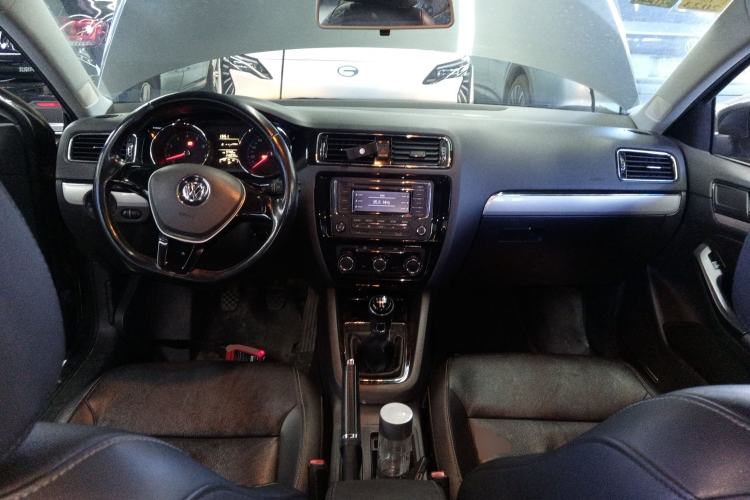 Used Volkswagen Sagitar 2015 1.6L Manual Comfort Model
