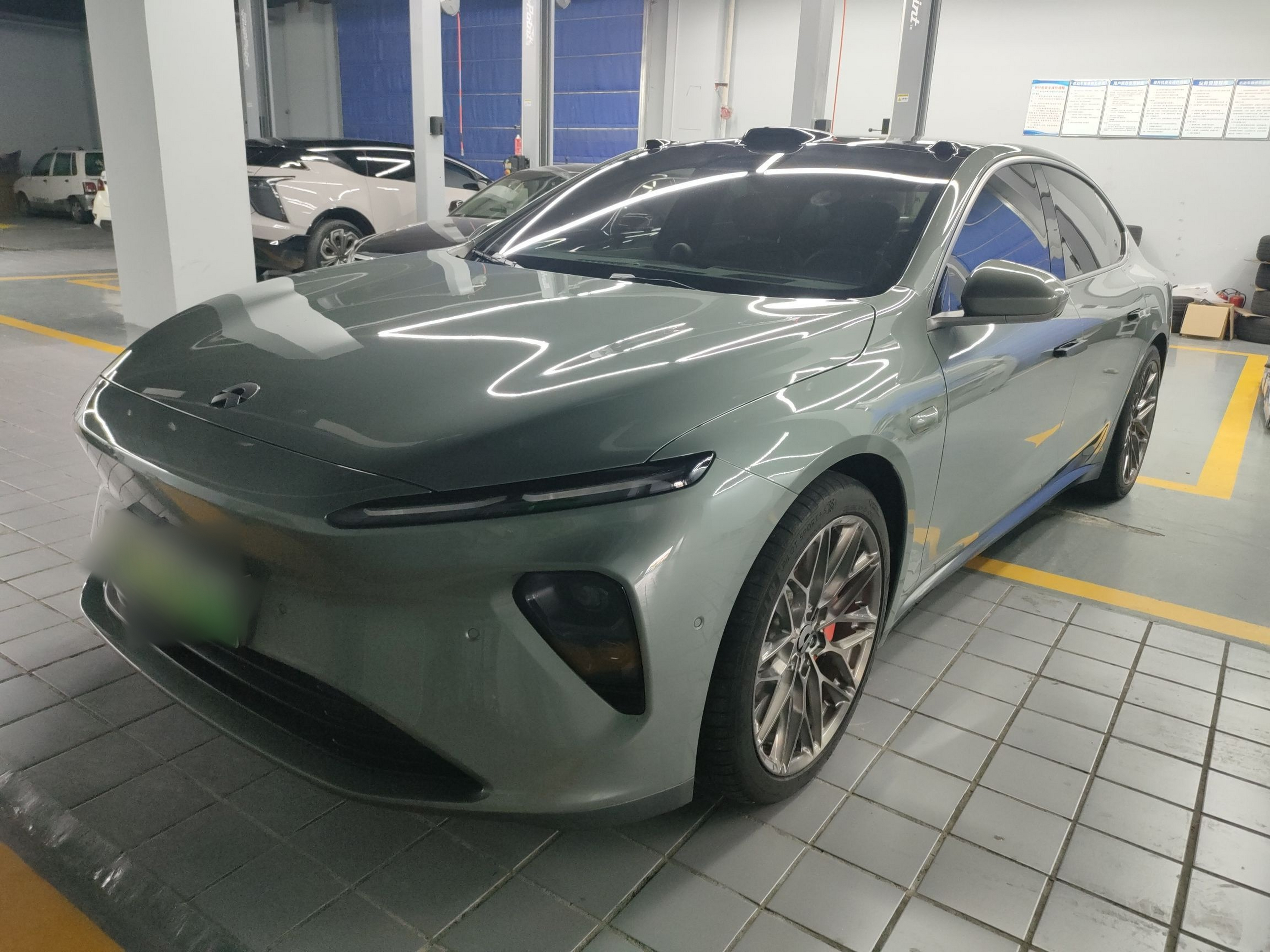 تحت مقدمة السيارة